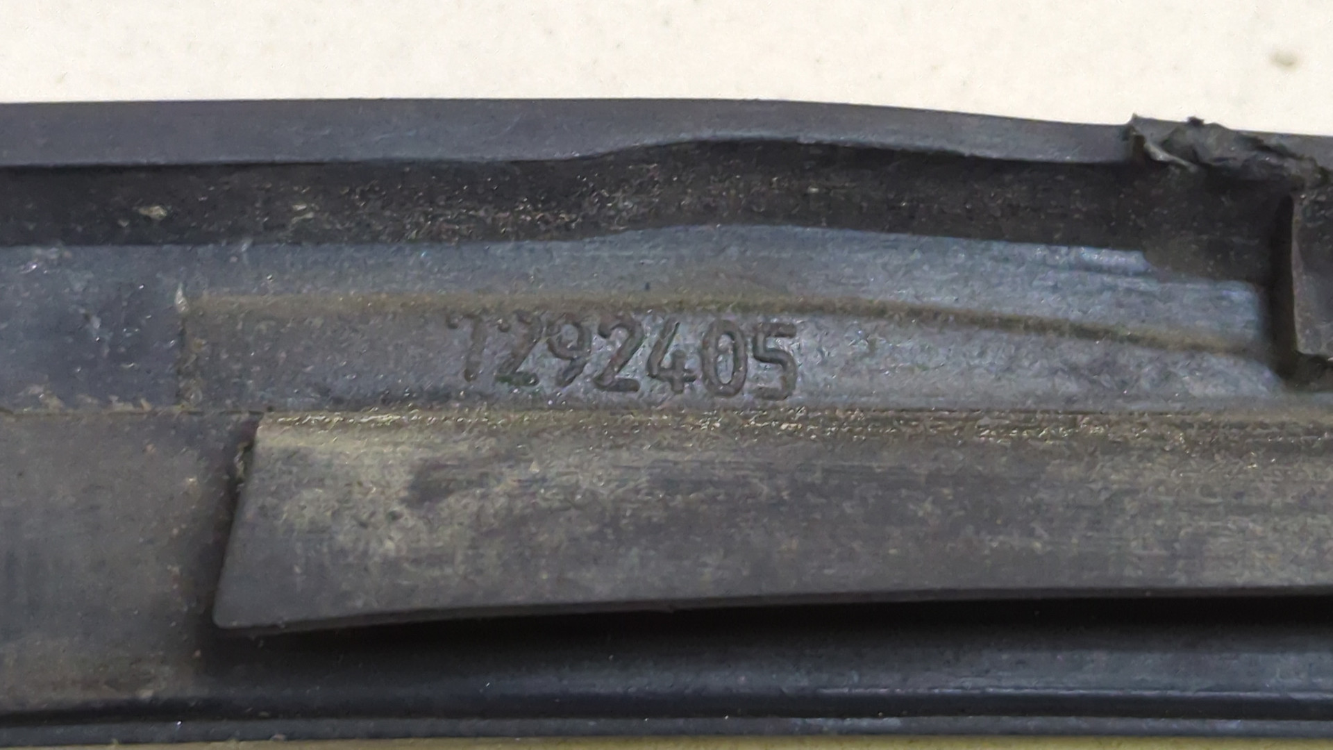 Молдинг лобового стекла