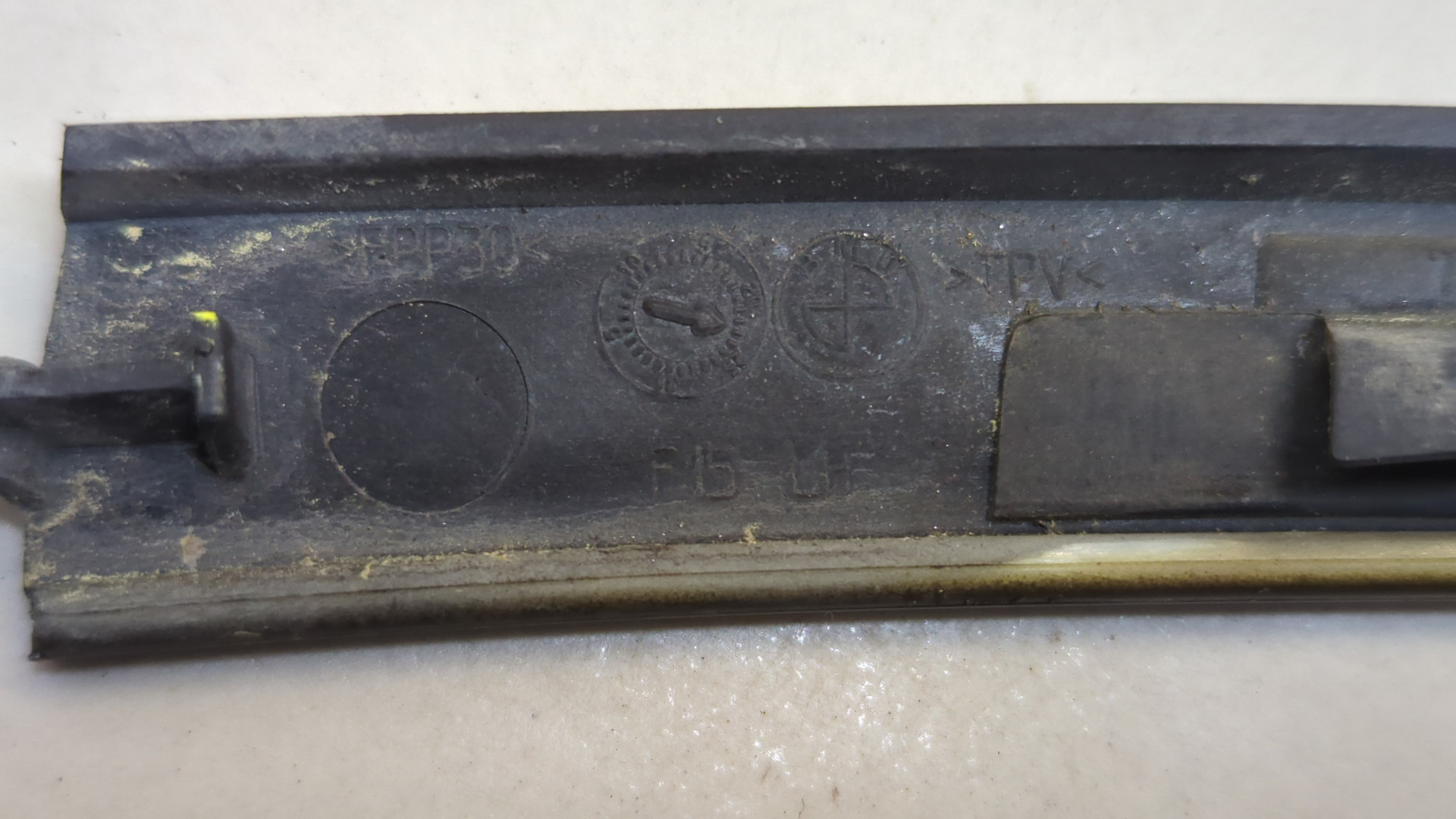 Молдинг лобового стекла