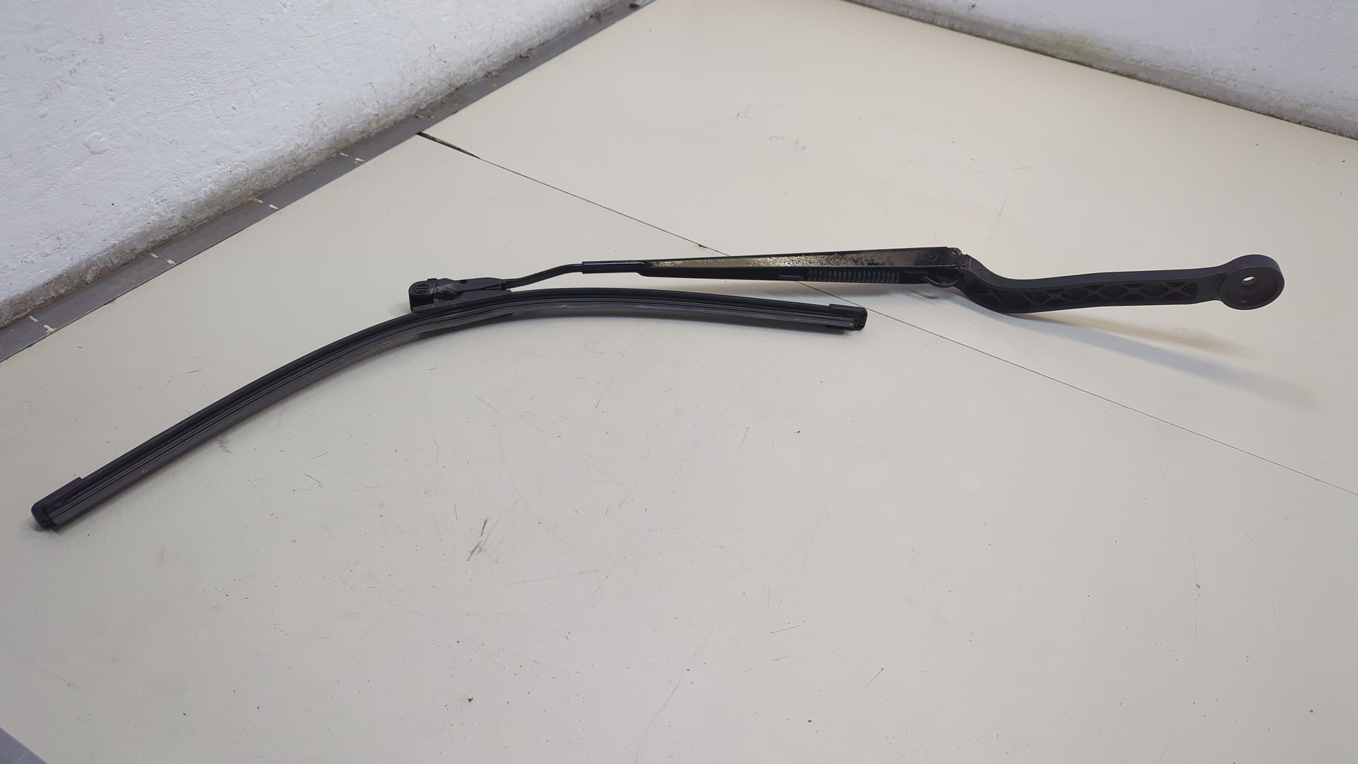 Поводок стеклоочистителя передний левый