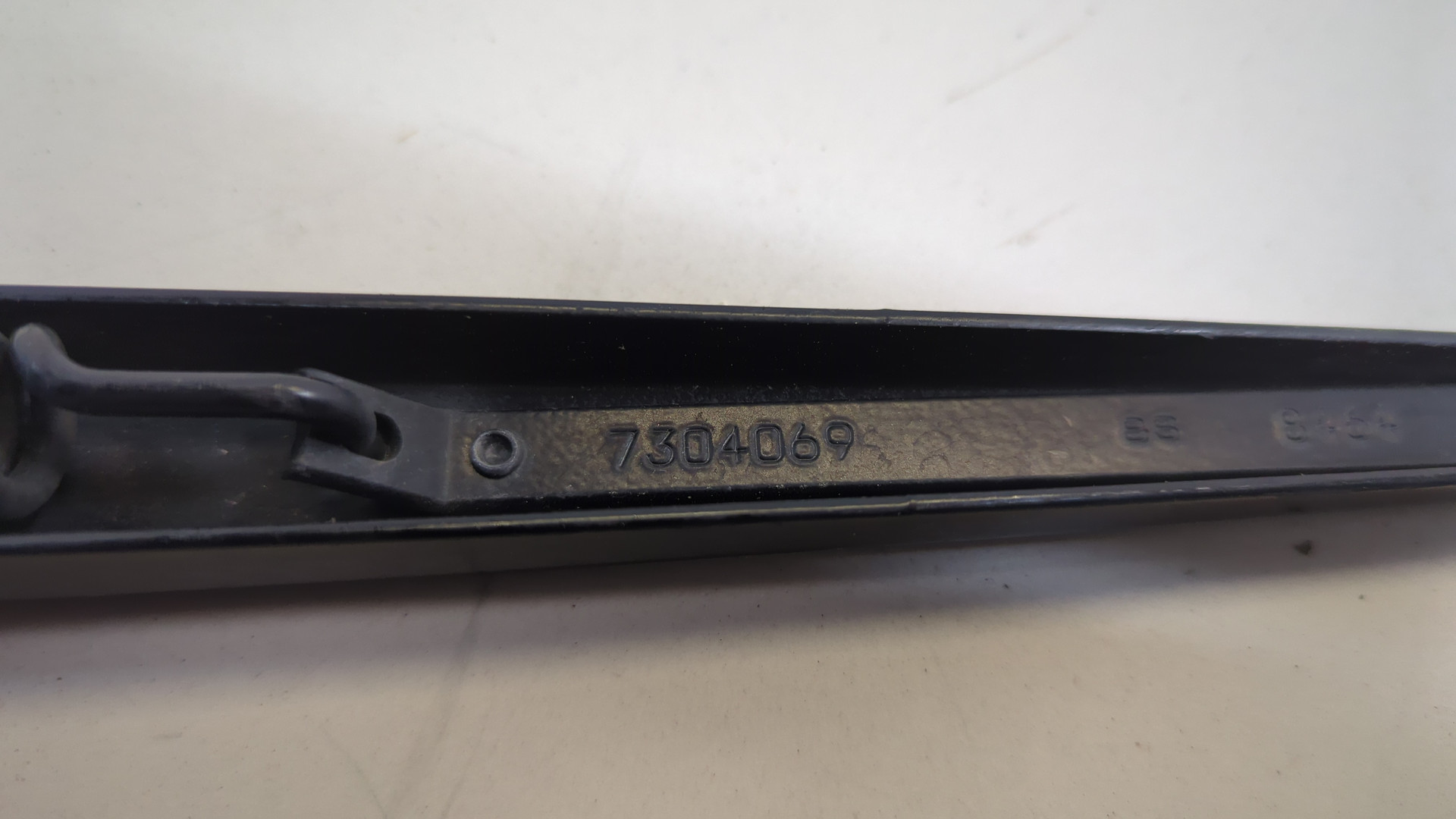 Поводок стеклоочистителя передний левый