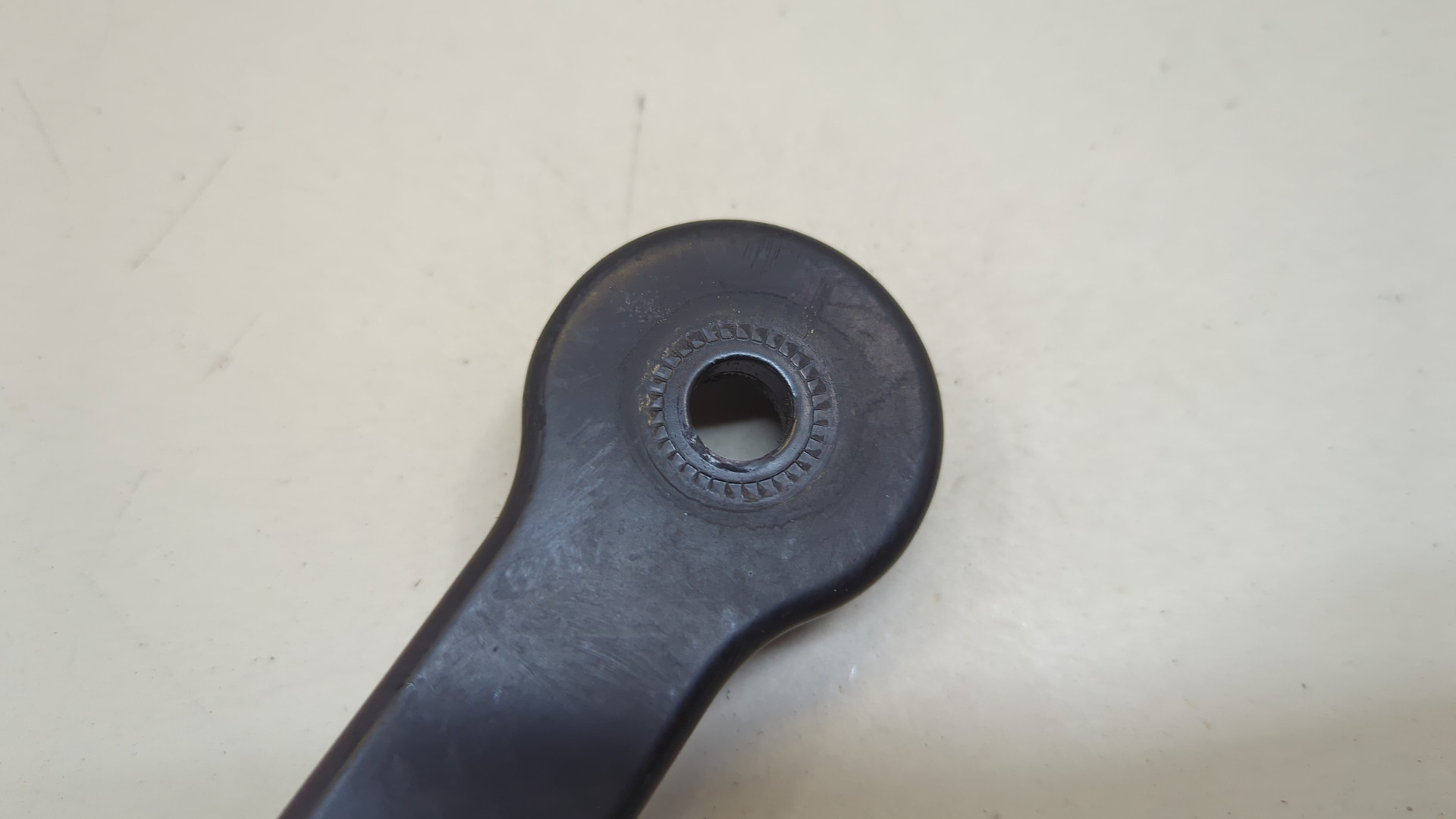 Поводок стеклоочистителя передний левый