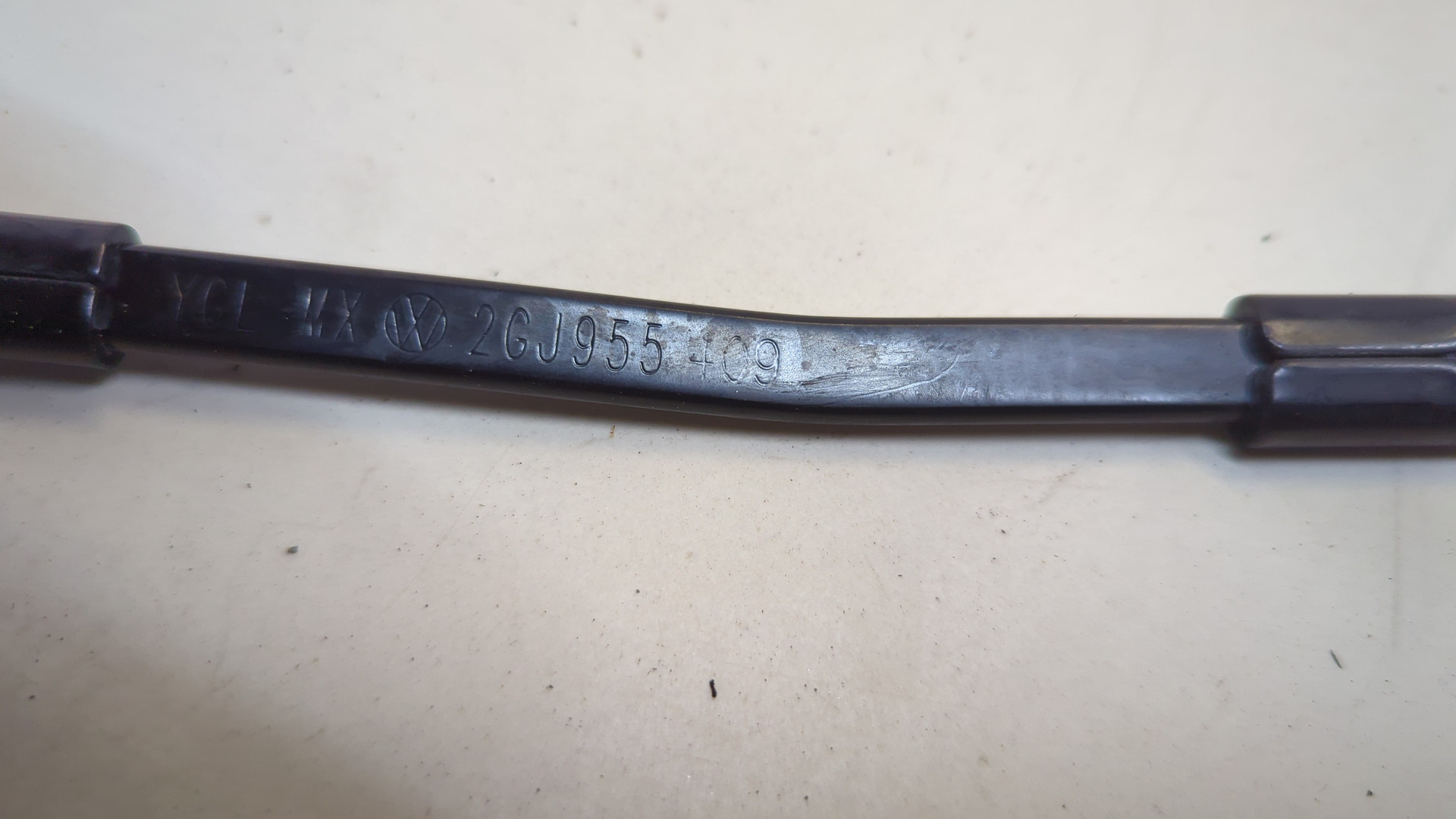 Поводок стеклоочистителя передний левый