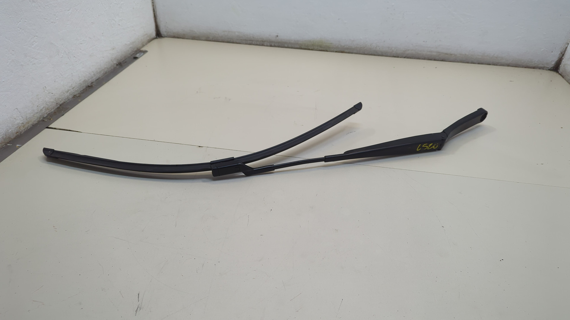 Поводок стеклоочистителя передний левый