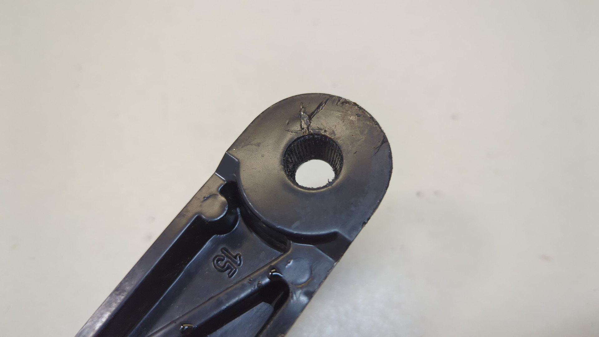 Поводок стеклоочистителя передний левый