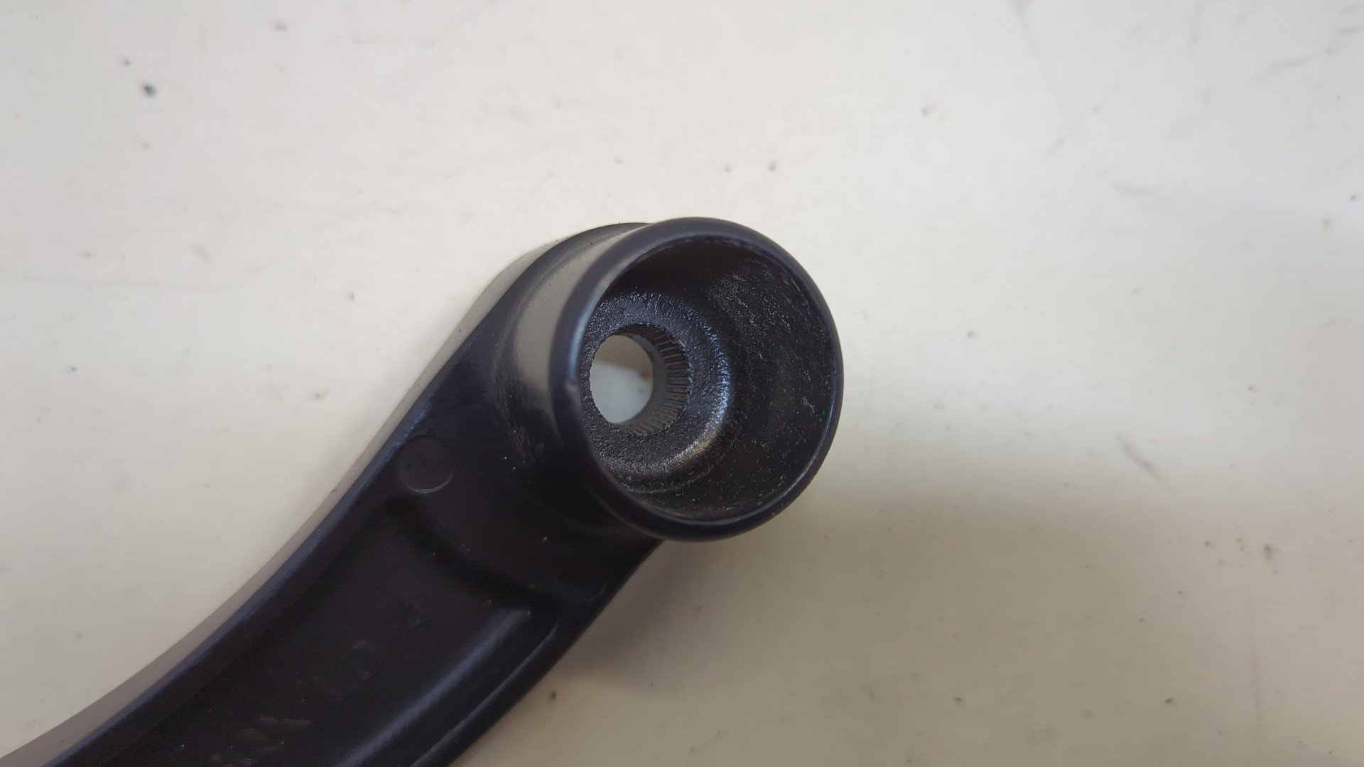 Поводок стеклоочистителя передний левый