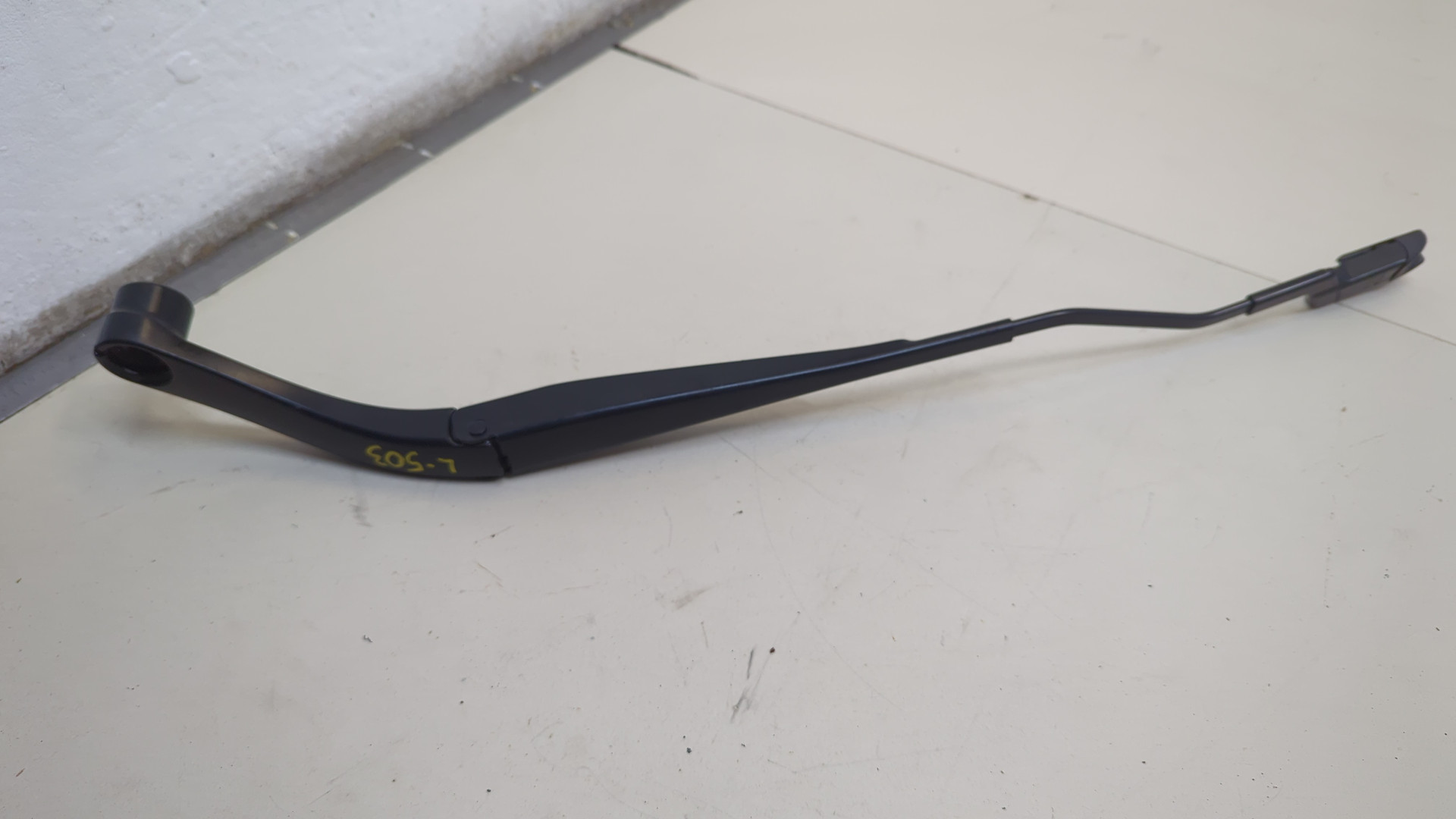 Поводок стеклоочистителя передний левый