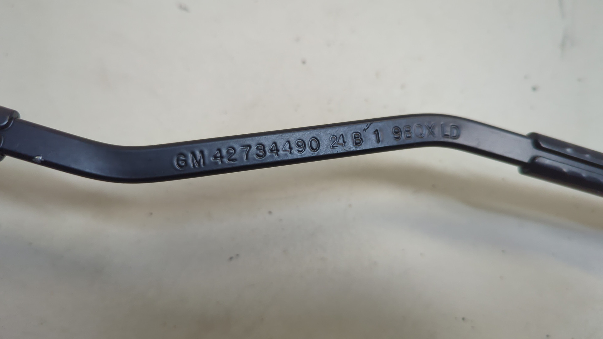 Поводок стеклоочистителя передний левый