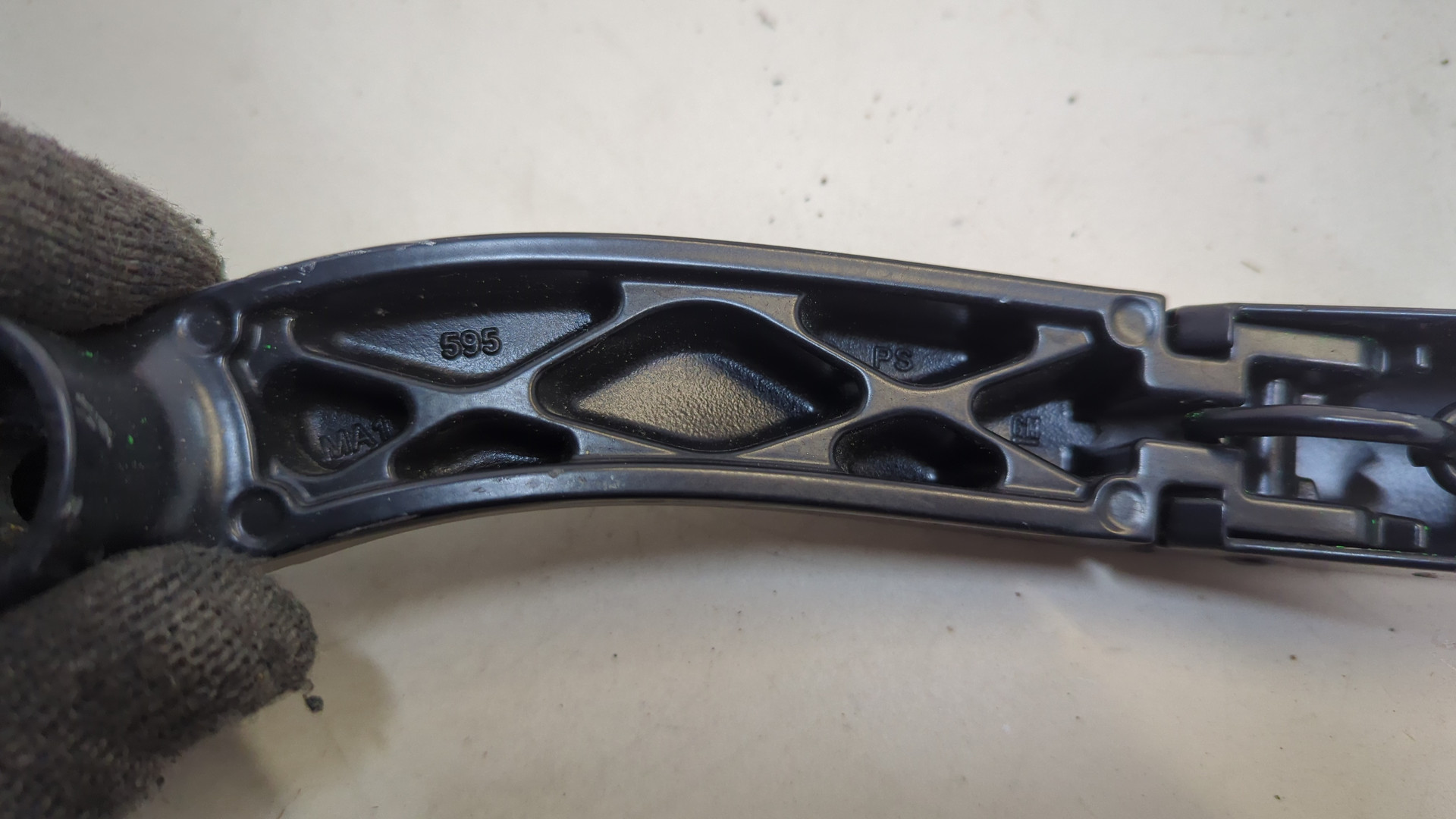 Поводок стеклоочистителя передний правый