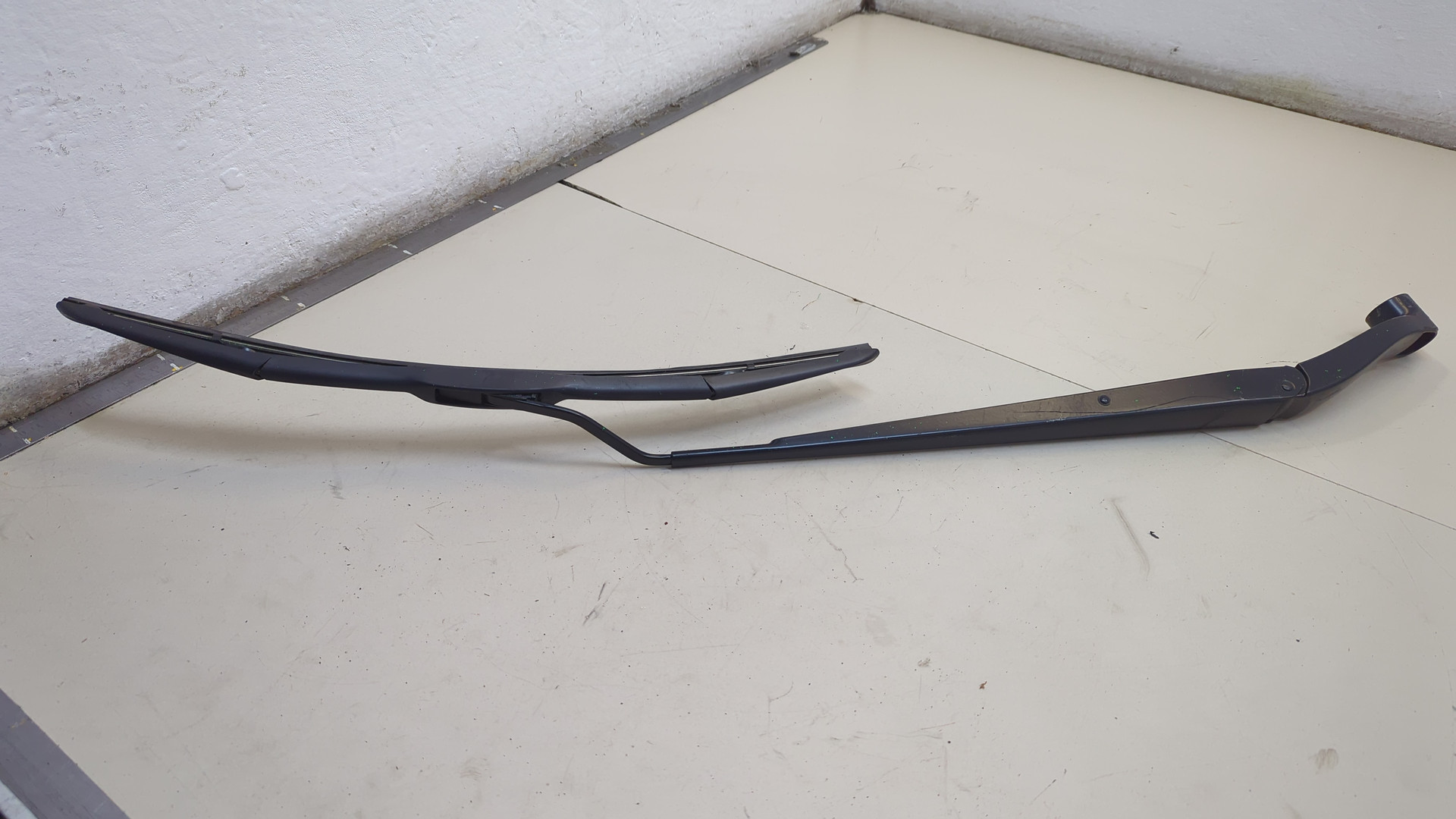 Поводок стеклоочистителя передний правый