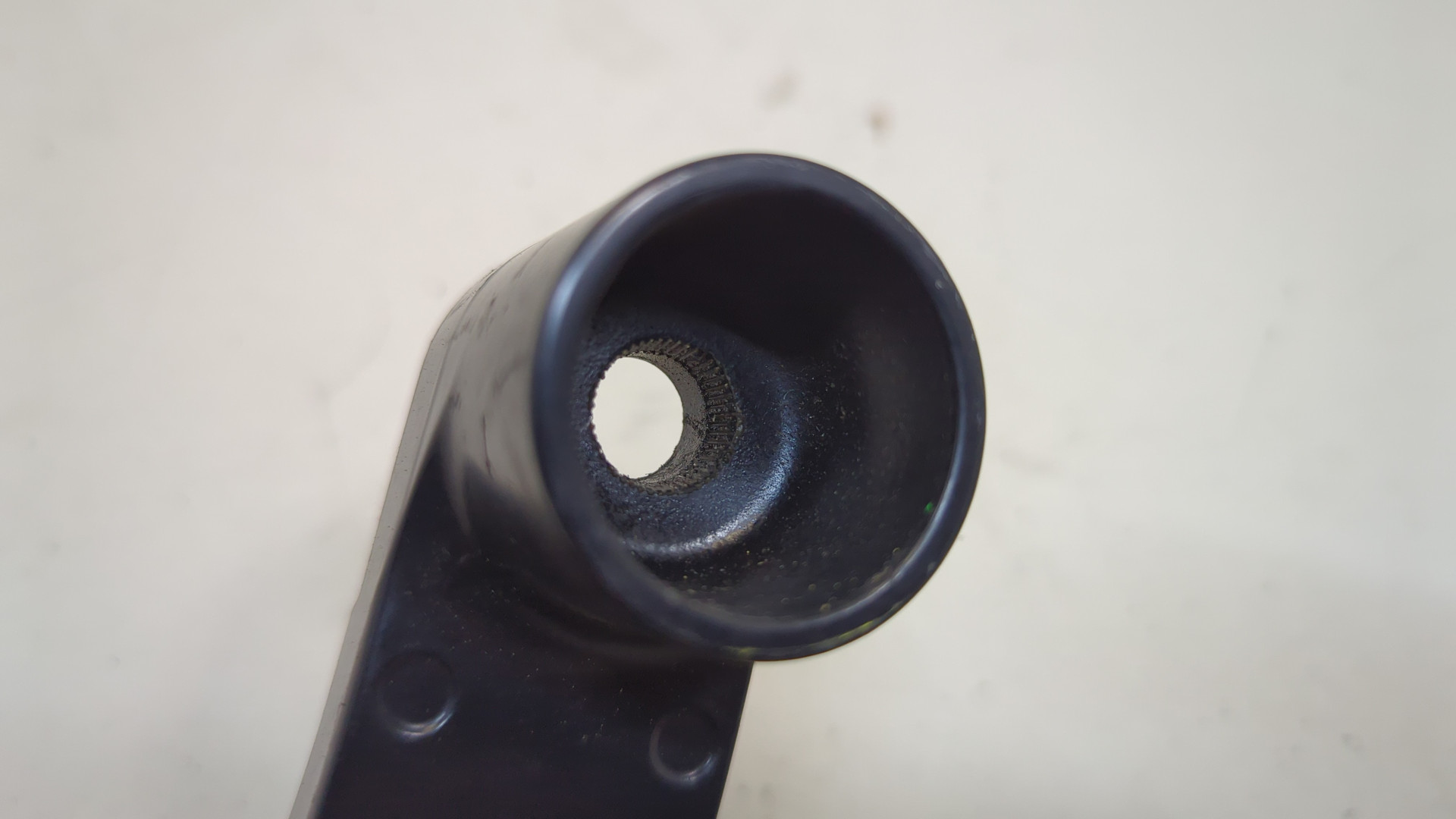 Поводок стеклоочистителя передний левый