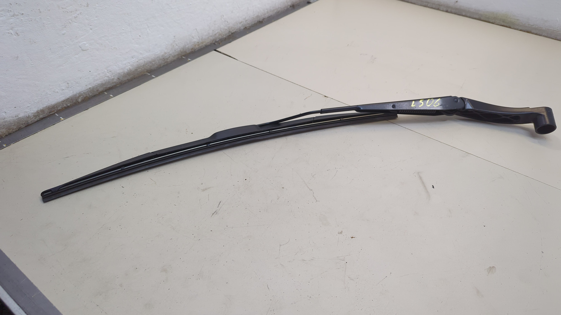 Поводок стеклоочистителя передний левый