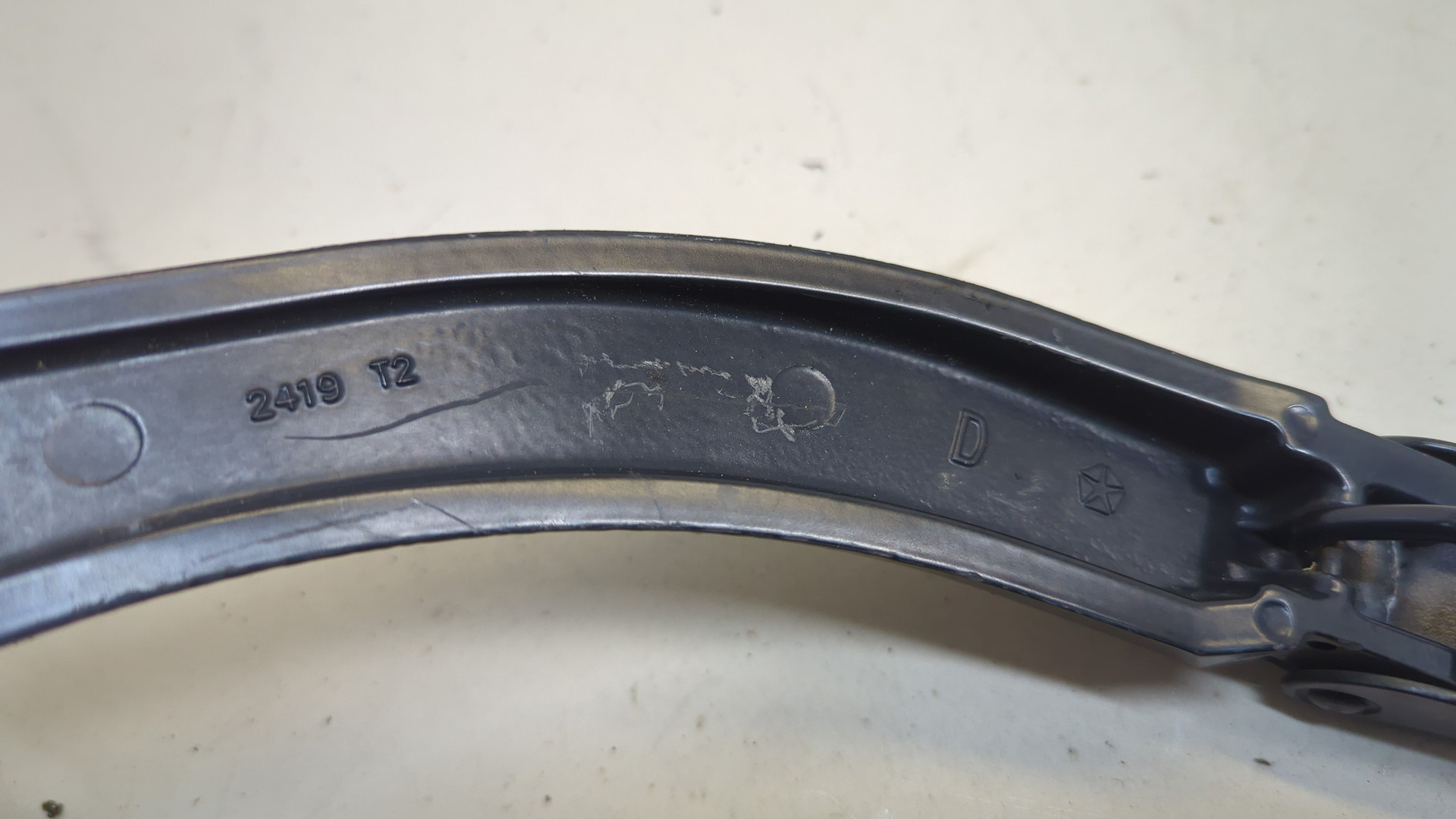 Поводок стеклоочистителя передний левый