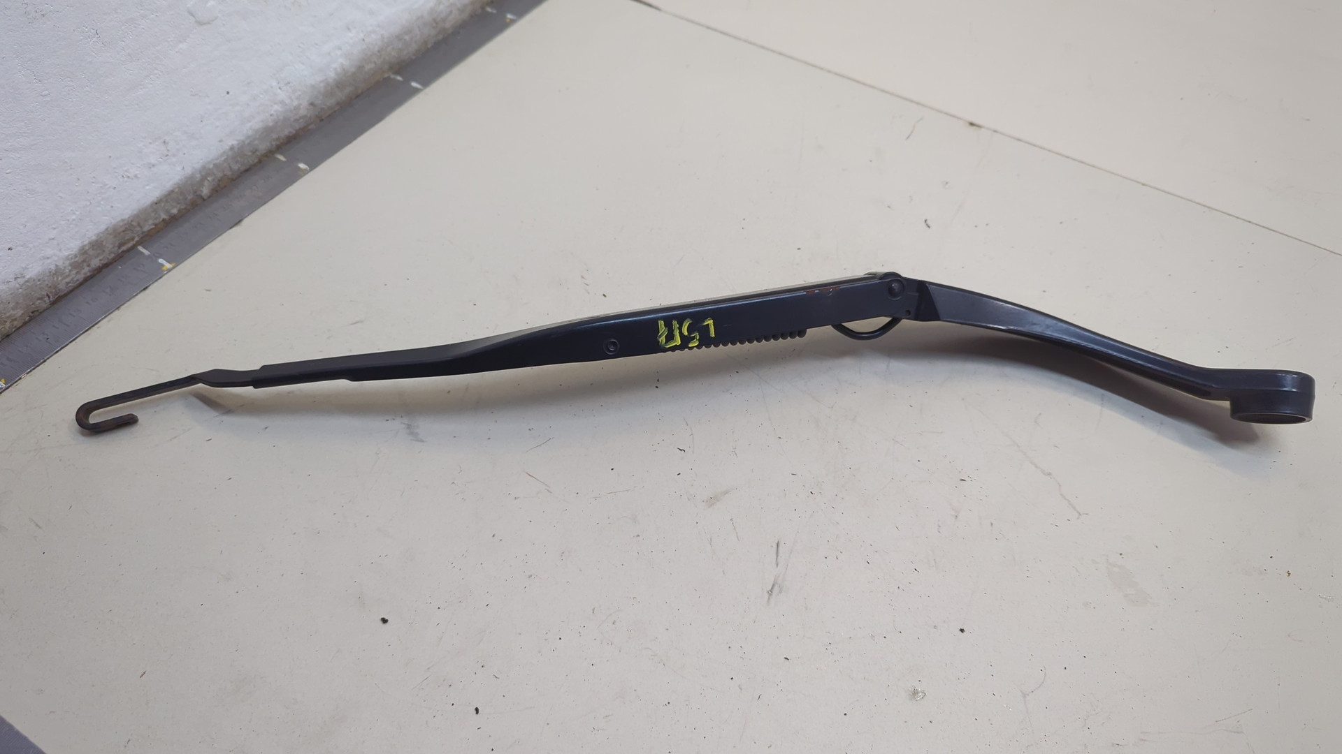 Поводок стеклоочистителя передний левый