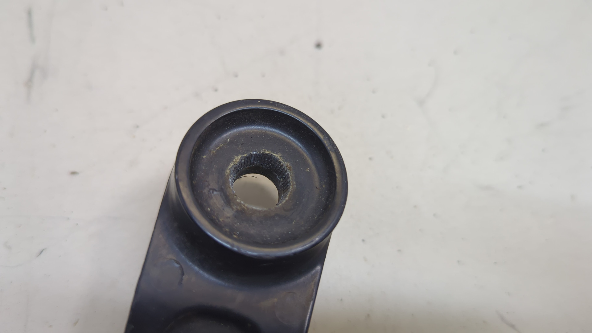 Поводок стеклоочистителя передний левый