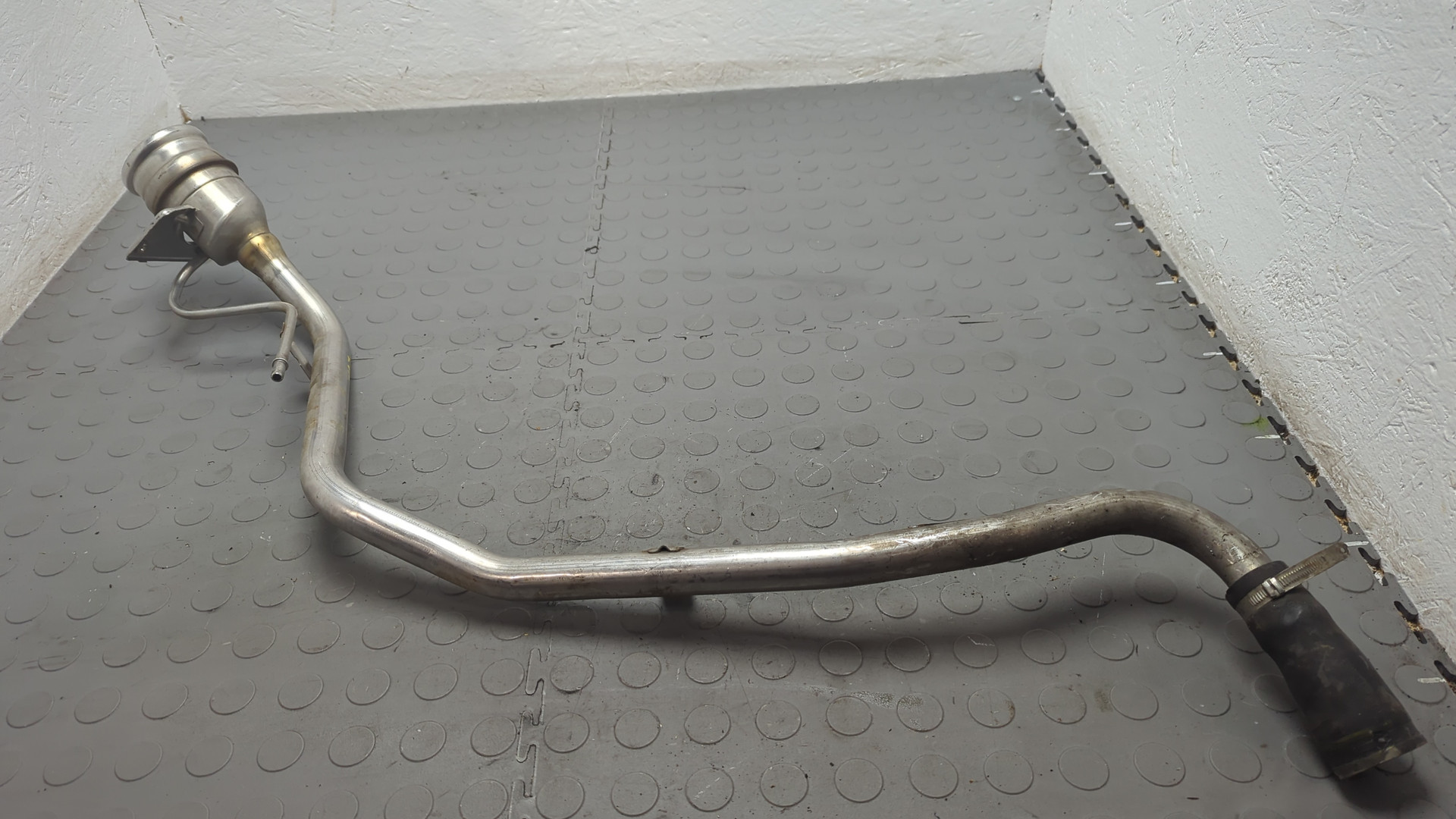 Горловина топливного бака