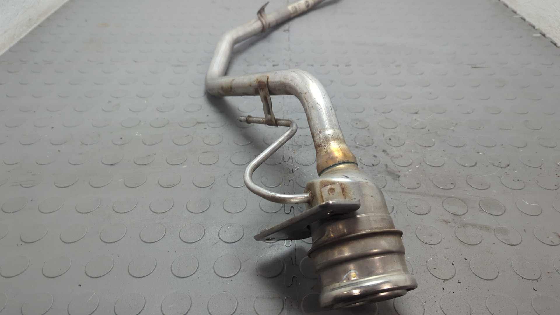 Горловина топливного бака