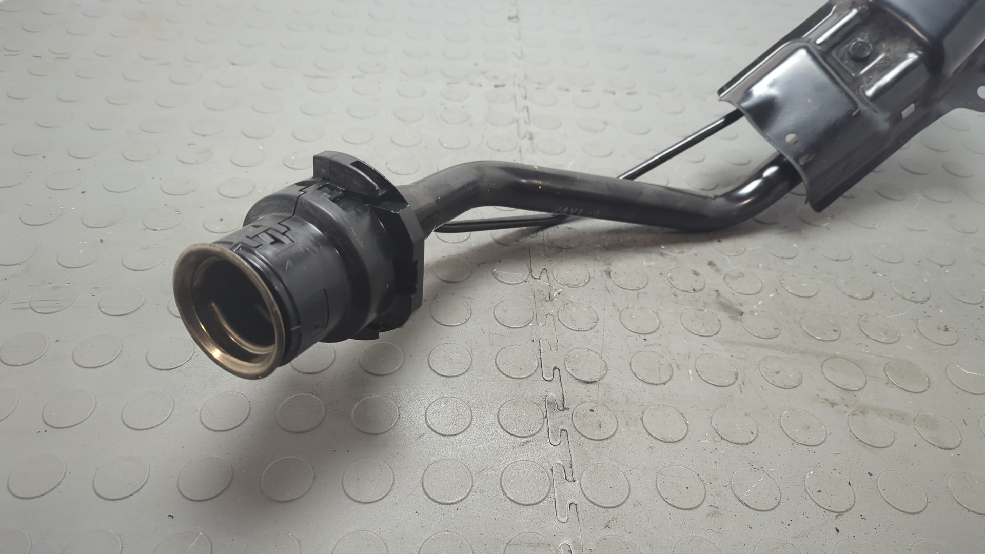 Горловина топливного бака