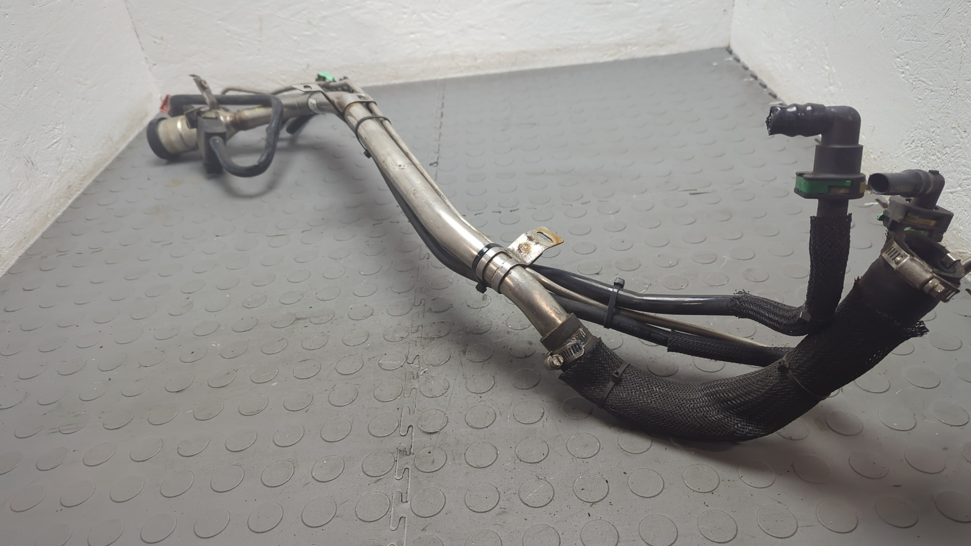 Горловина топливного бака