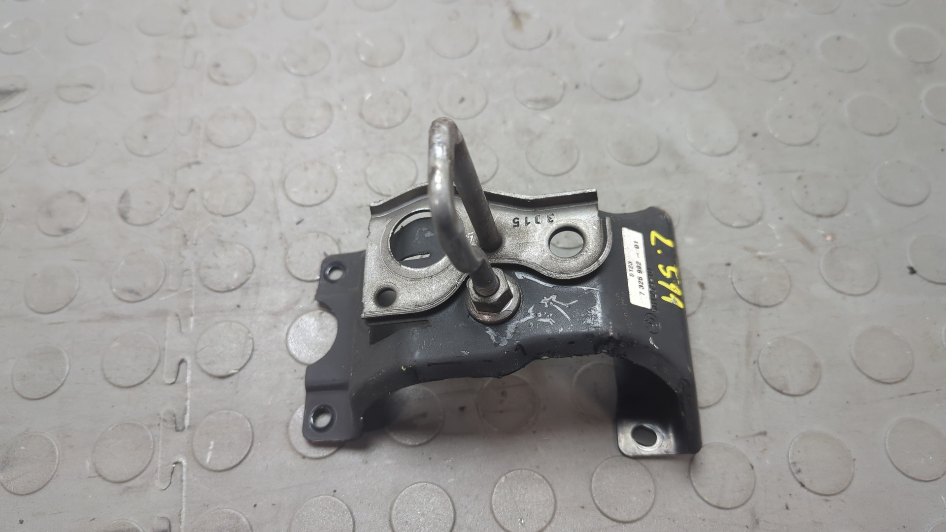 Замок капота