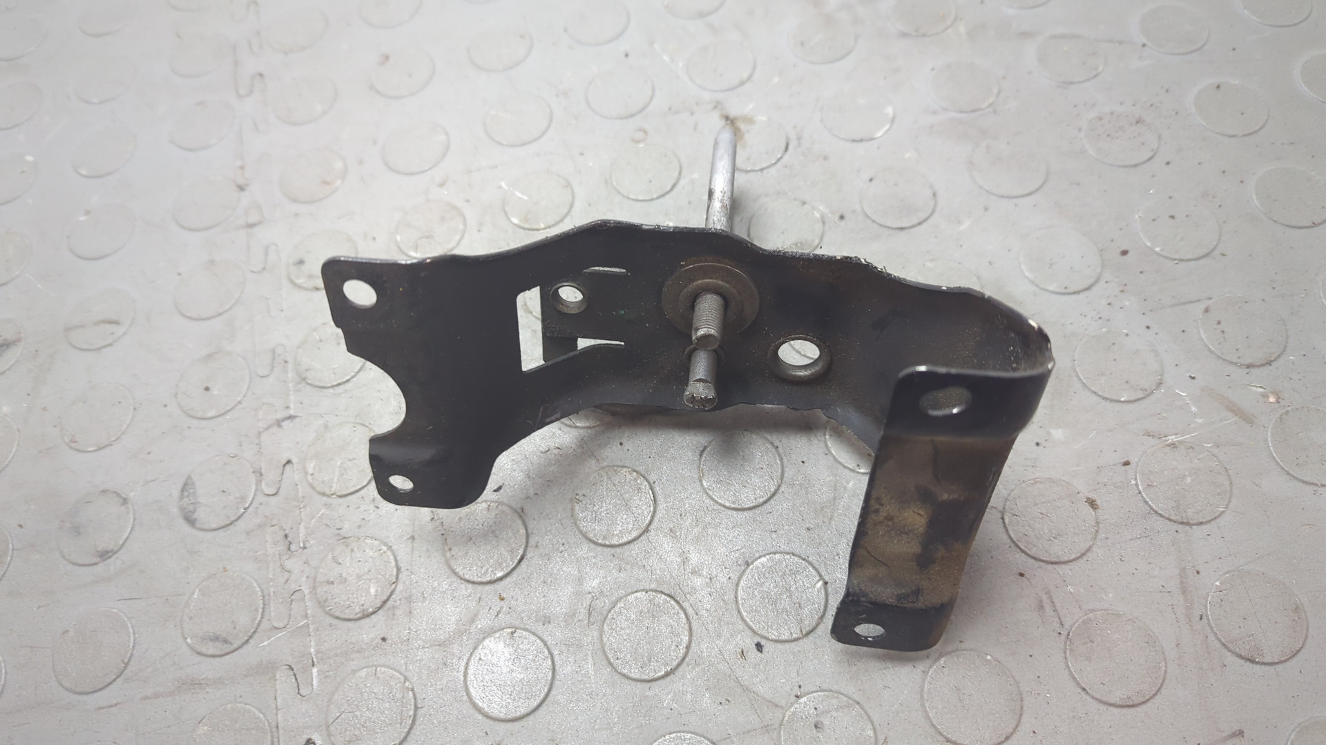 Замок капота