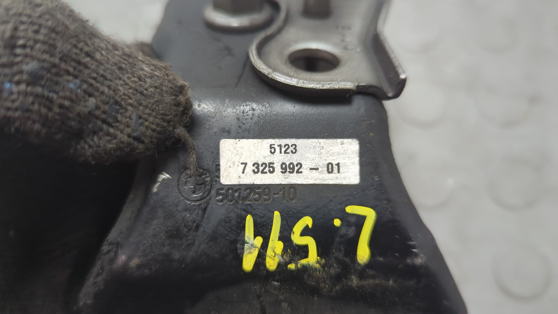 Замок капота