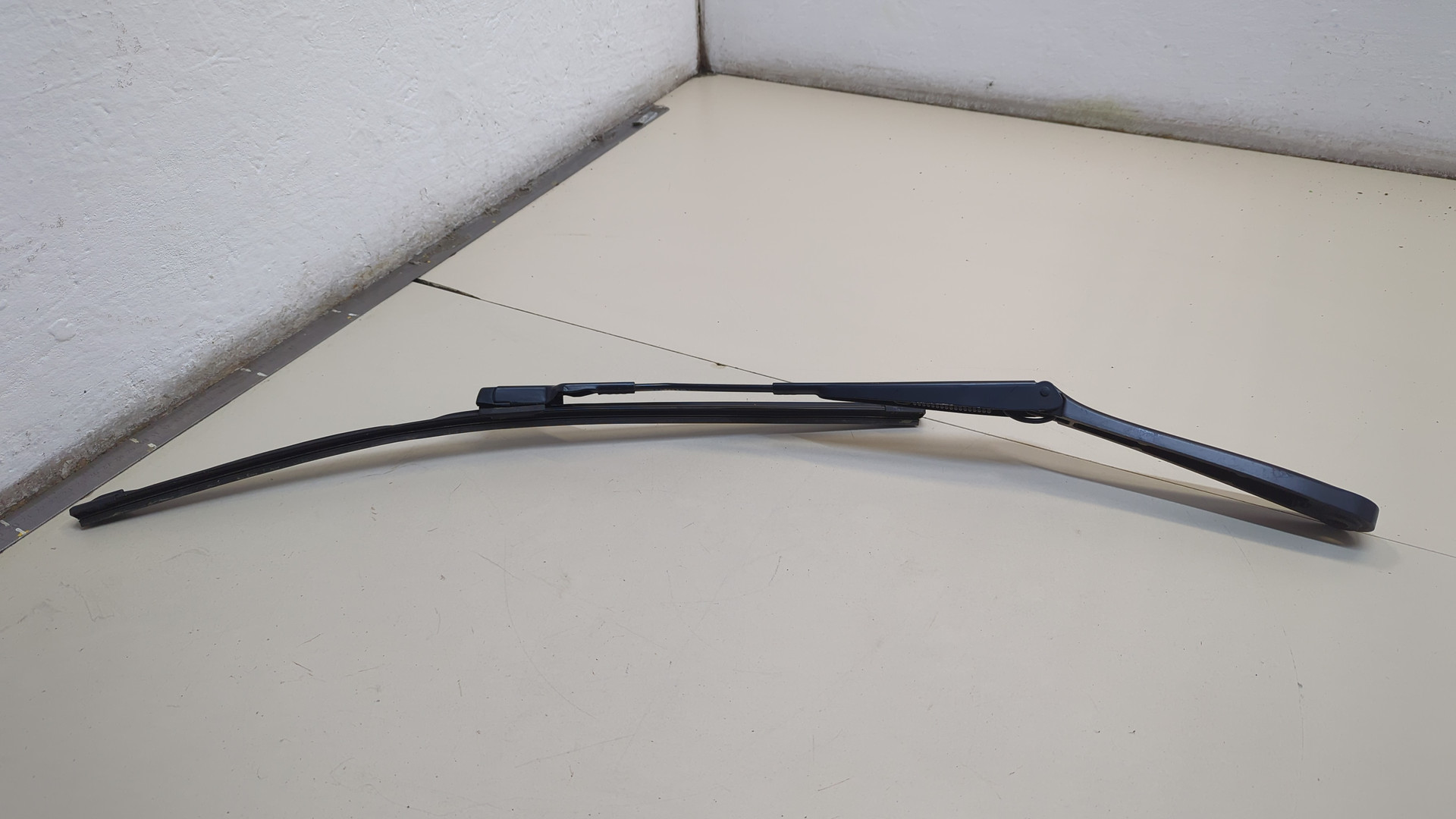 Поводок стеклоочистителя передний левый