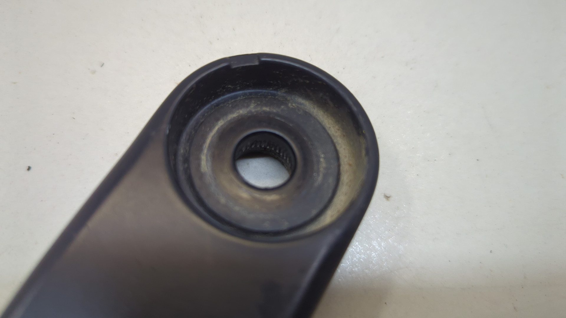 Поводок стеклоочистителя передний левый