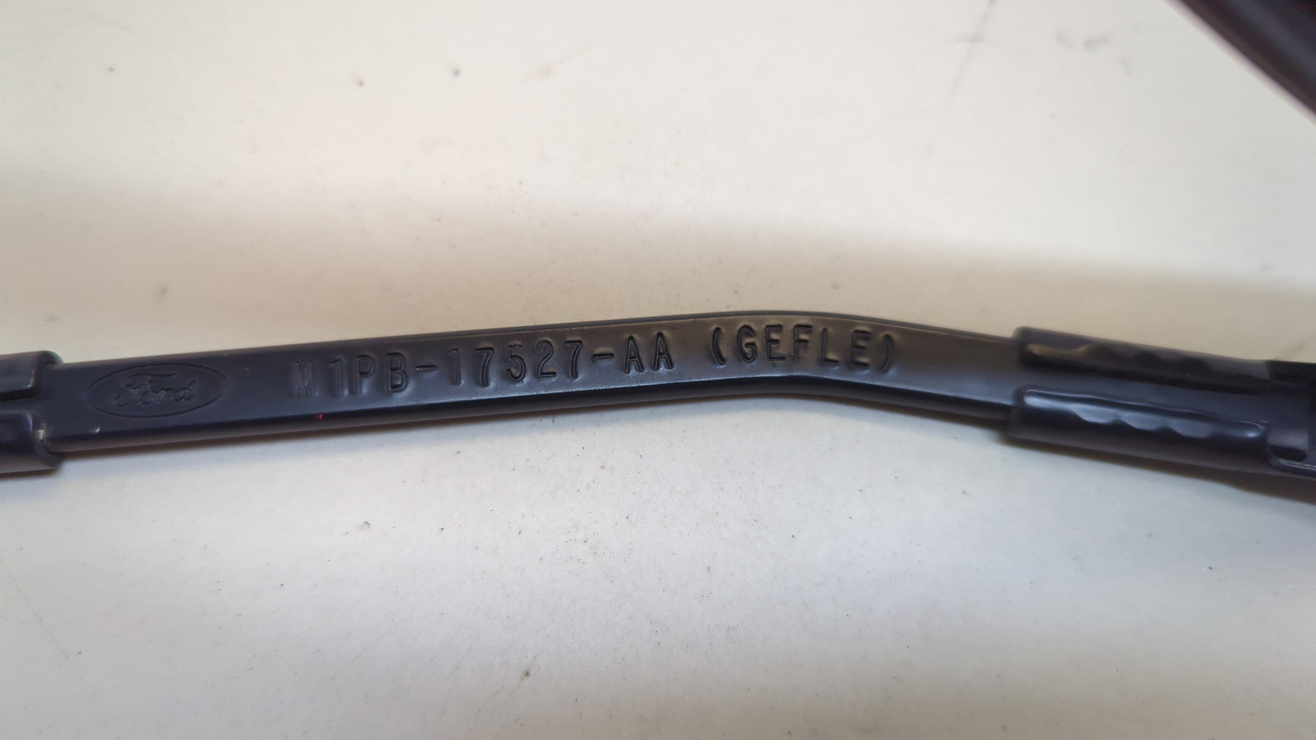 Поводок стеклоочистителя передний левый