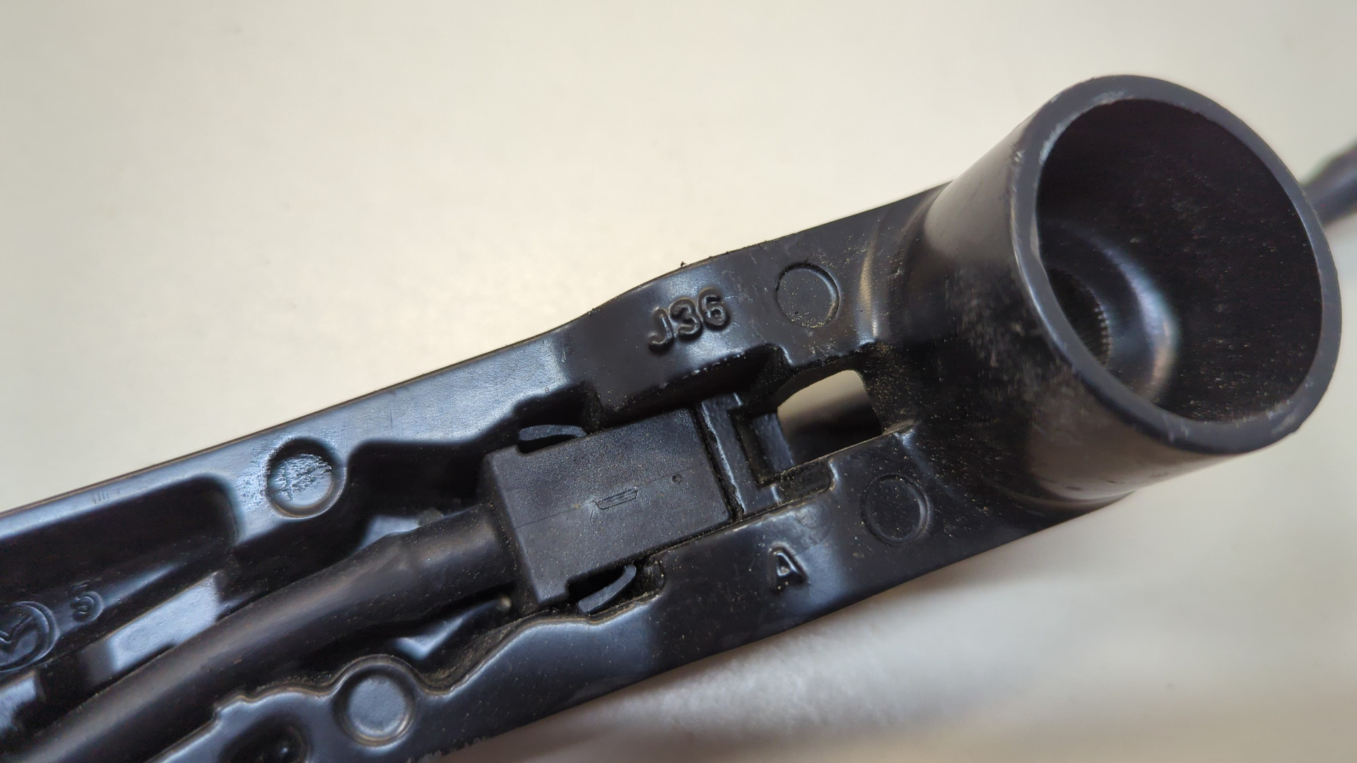 Поводок стеклоочистителя передний правый