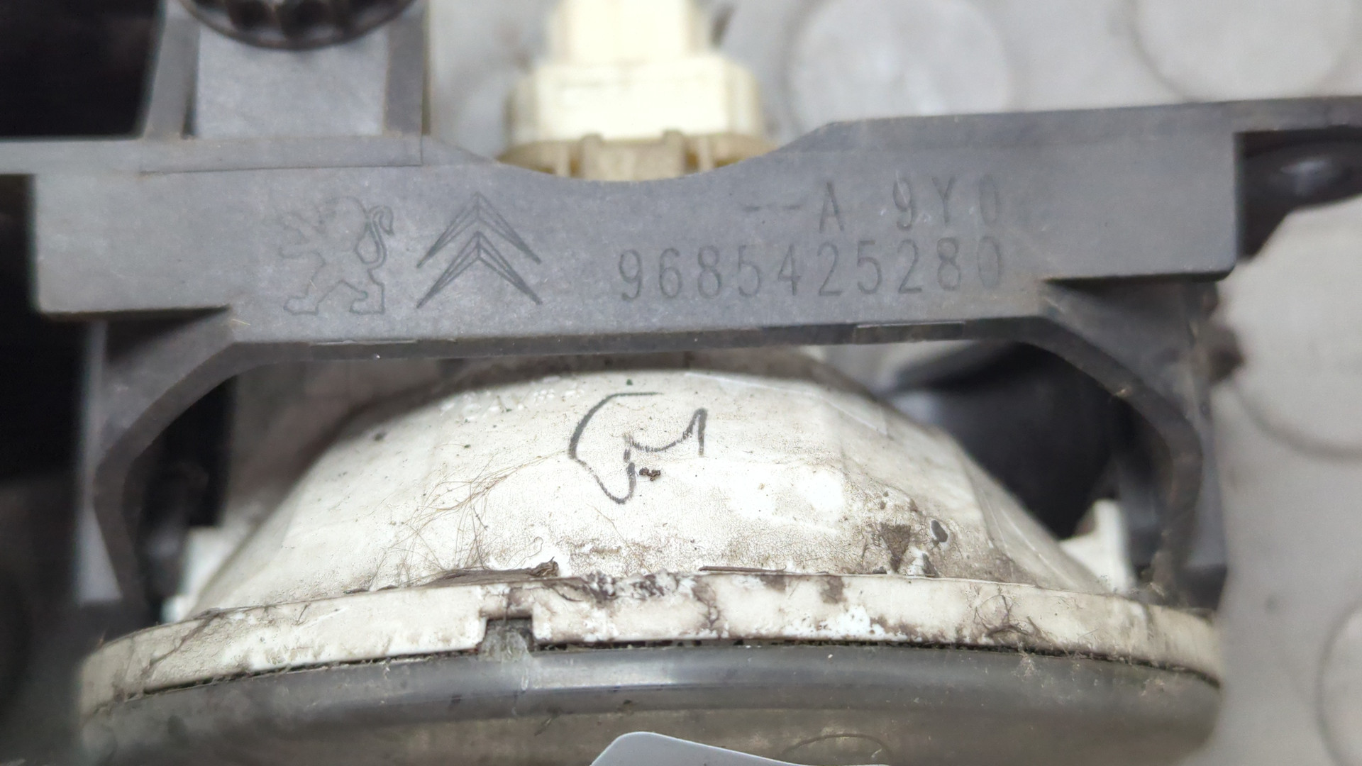 Фара противотуманная левая