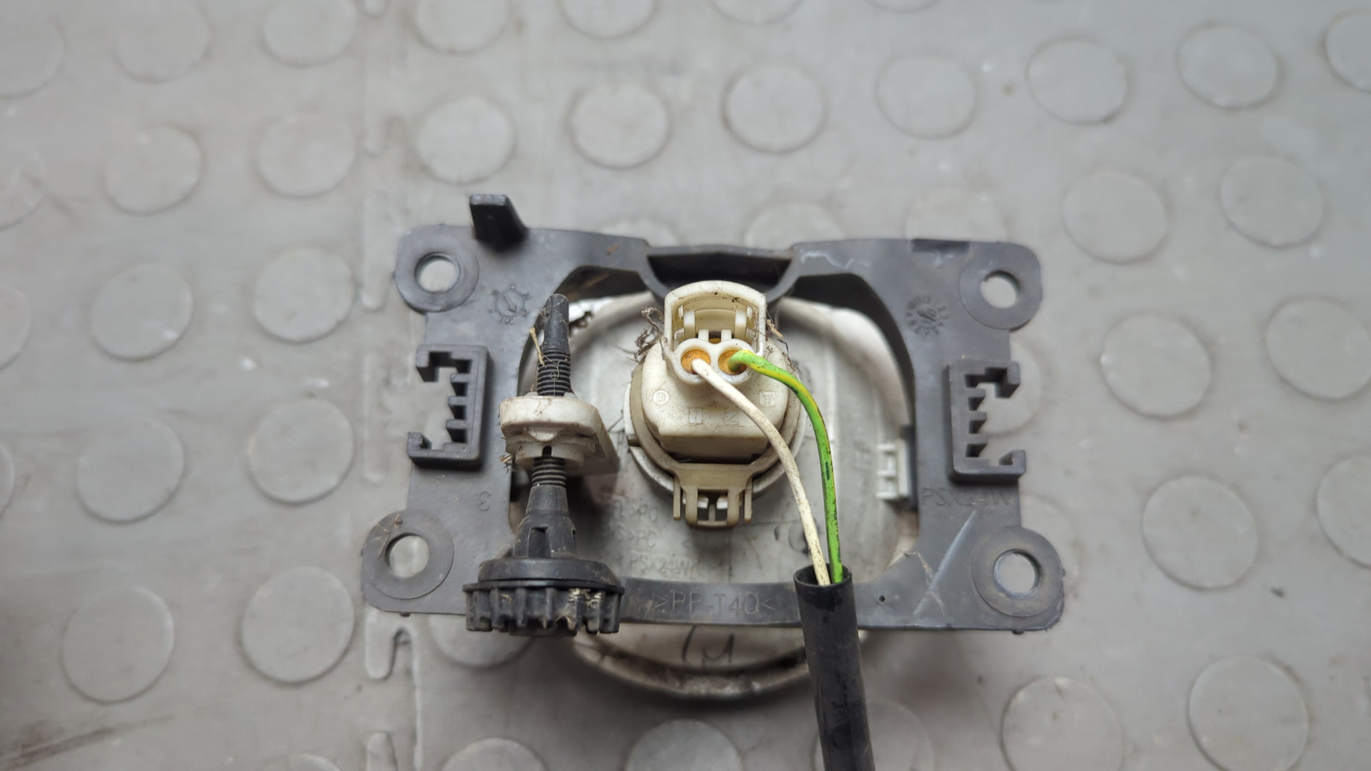 Фара противотуманная левая