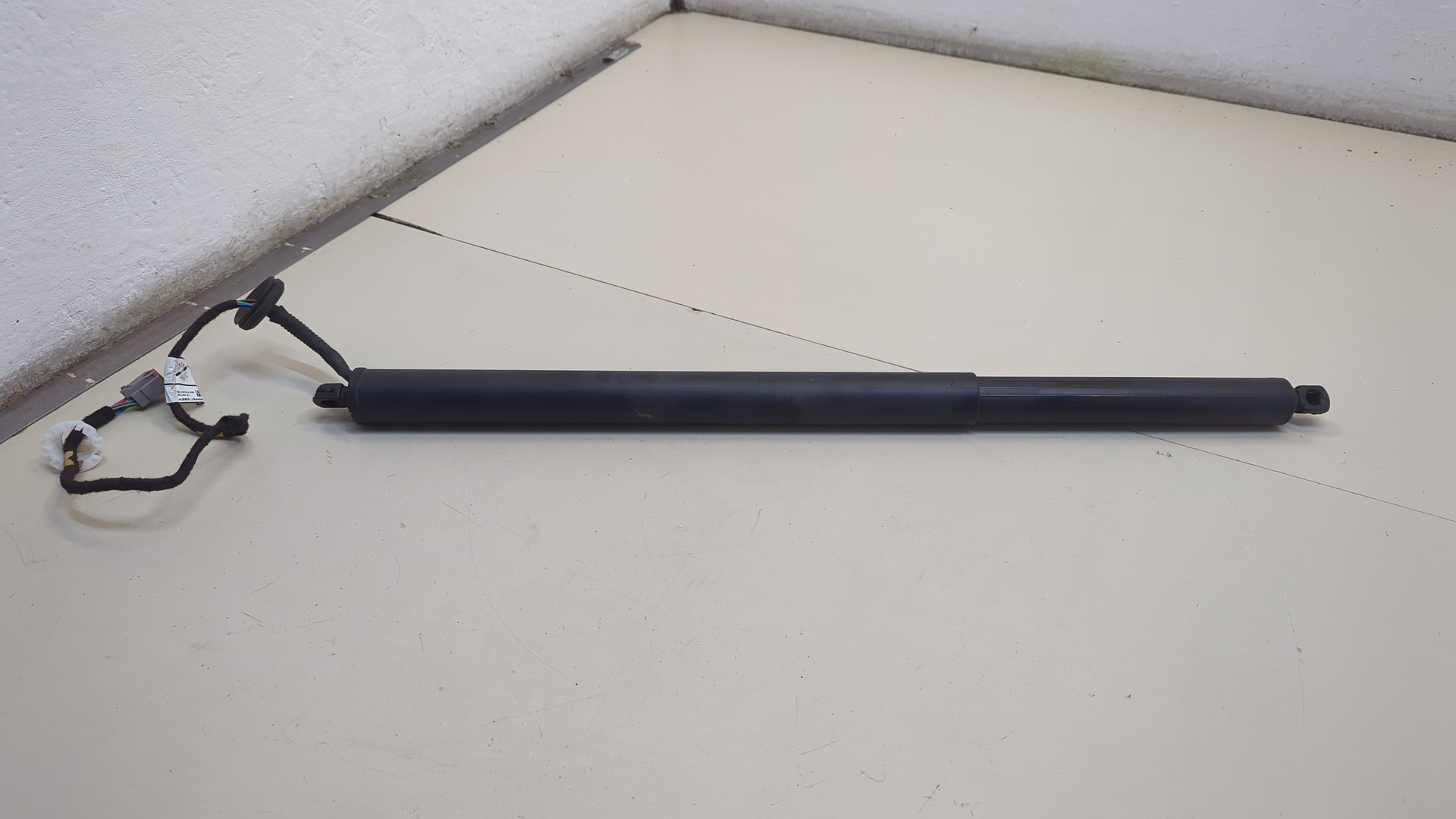 Амортизатор крышки багажника