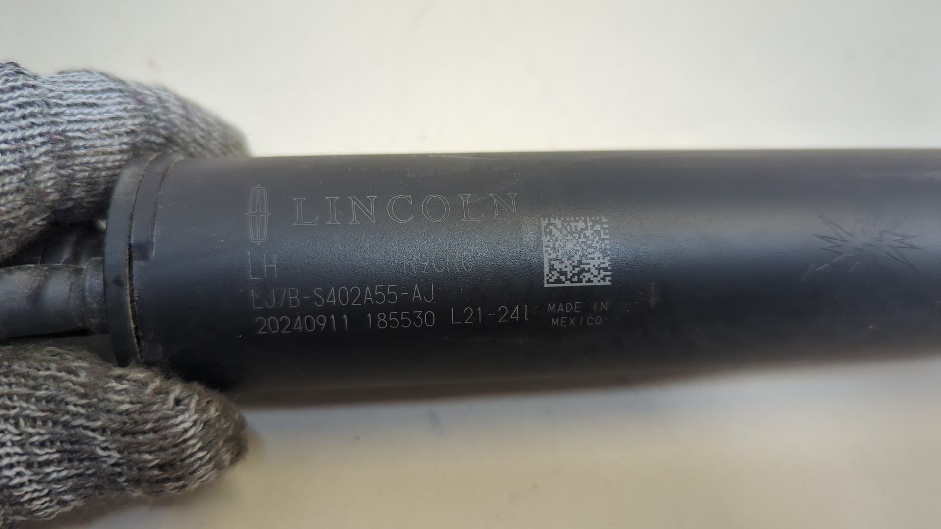 Амортизатор крышки багажника