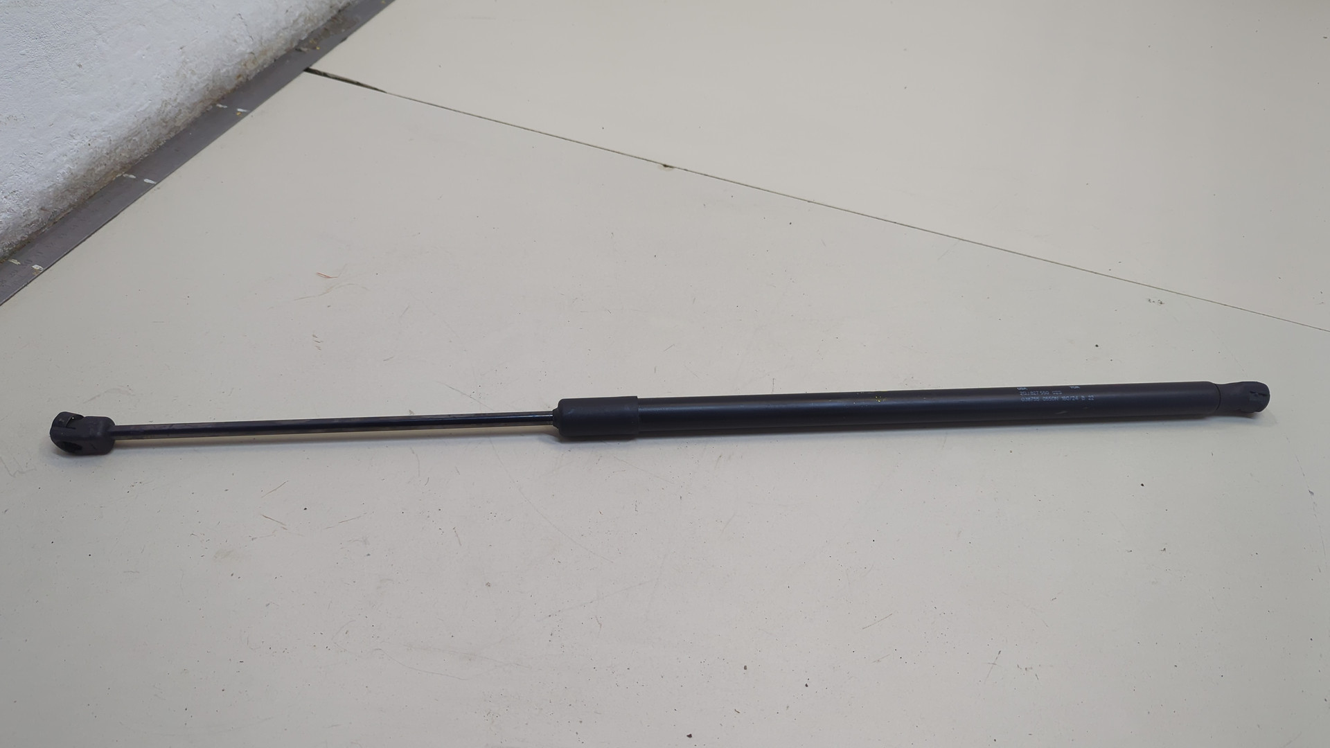 Амортизатор крышки багажника