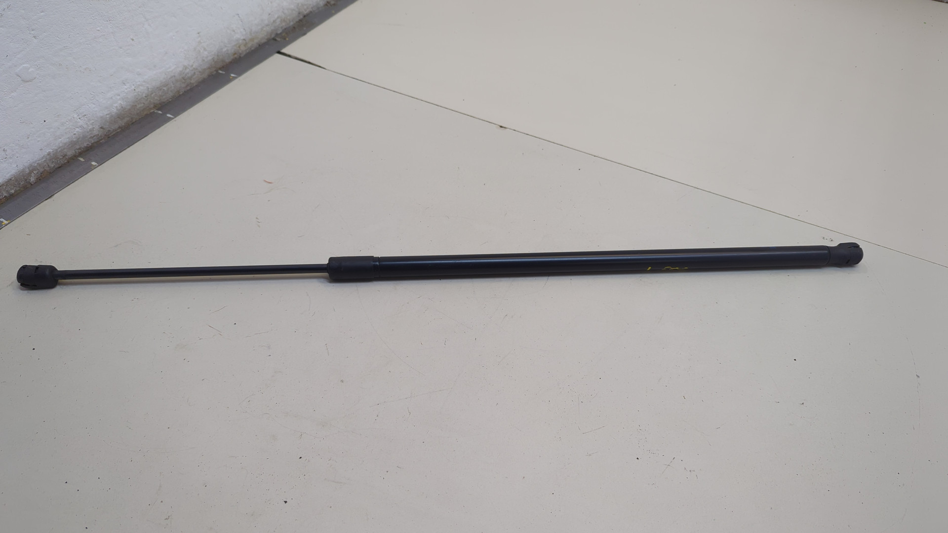 Амортизатор капота