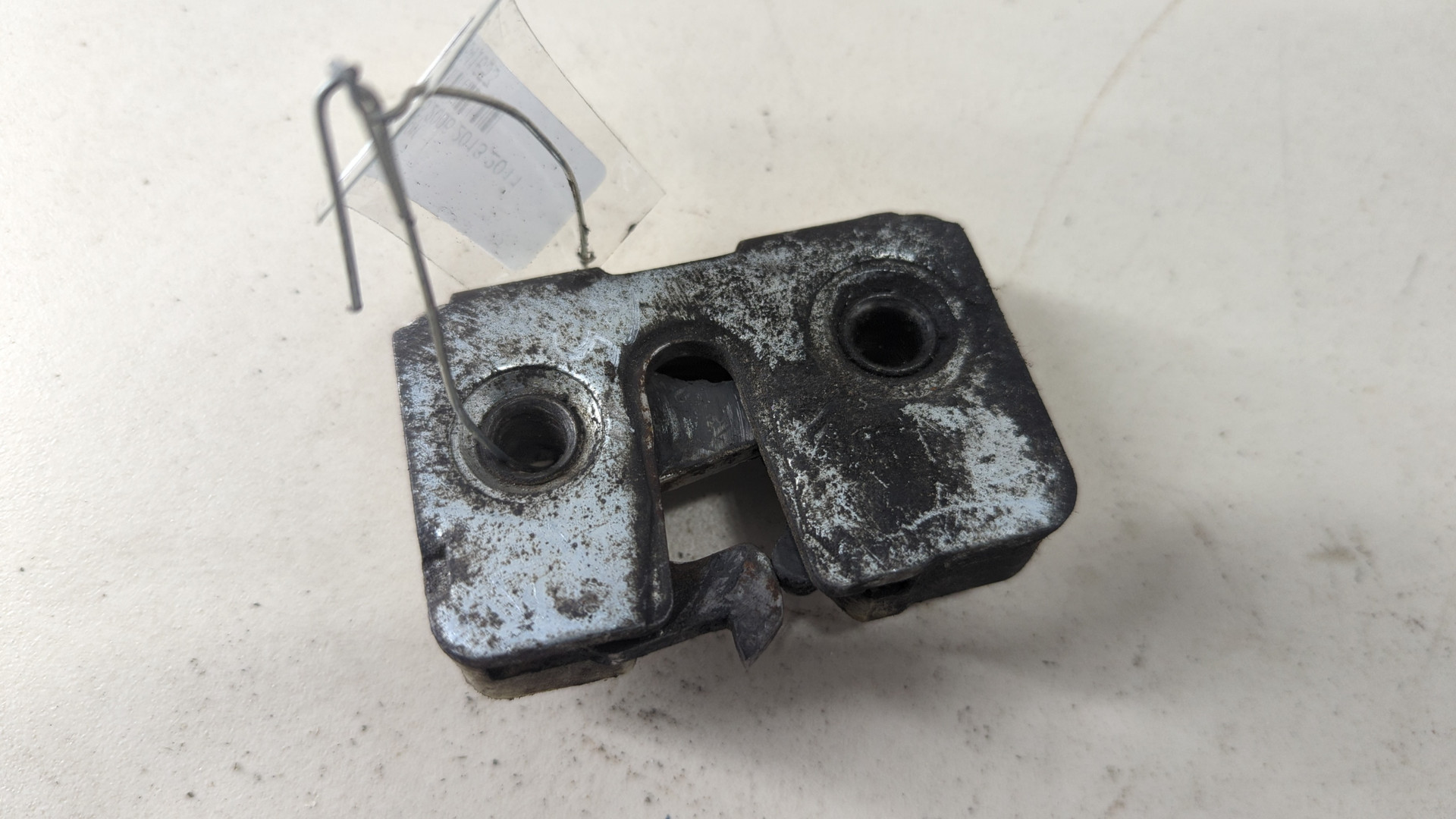 Замок двери передней правой