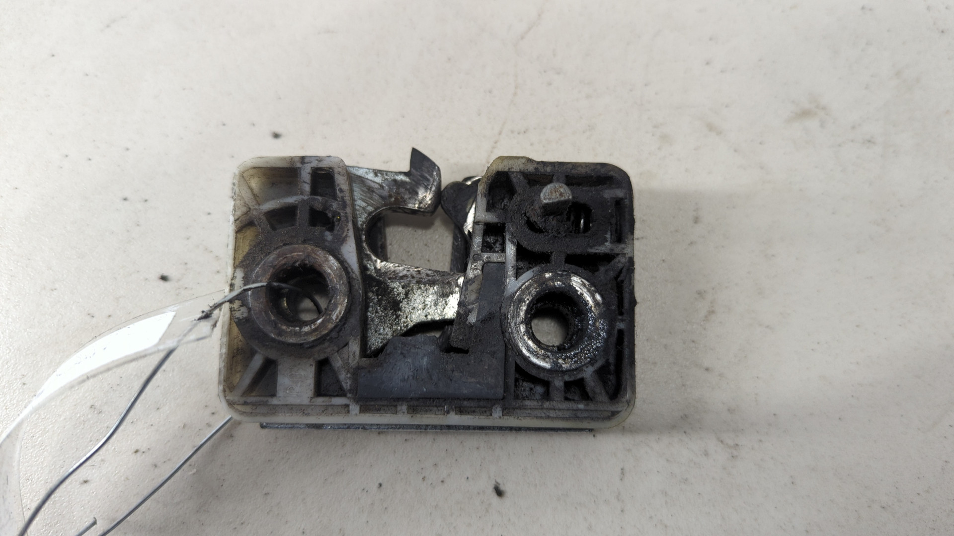 Замок двери передней правой