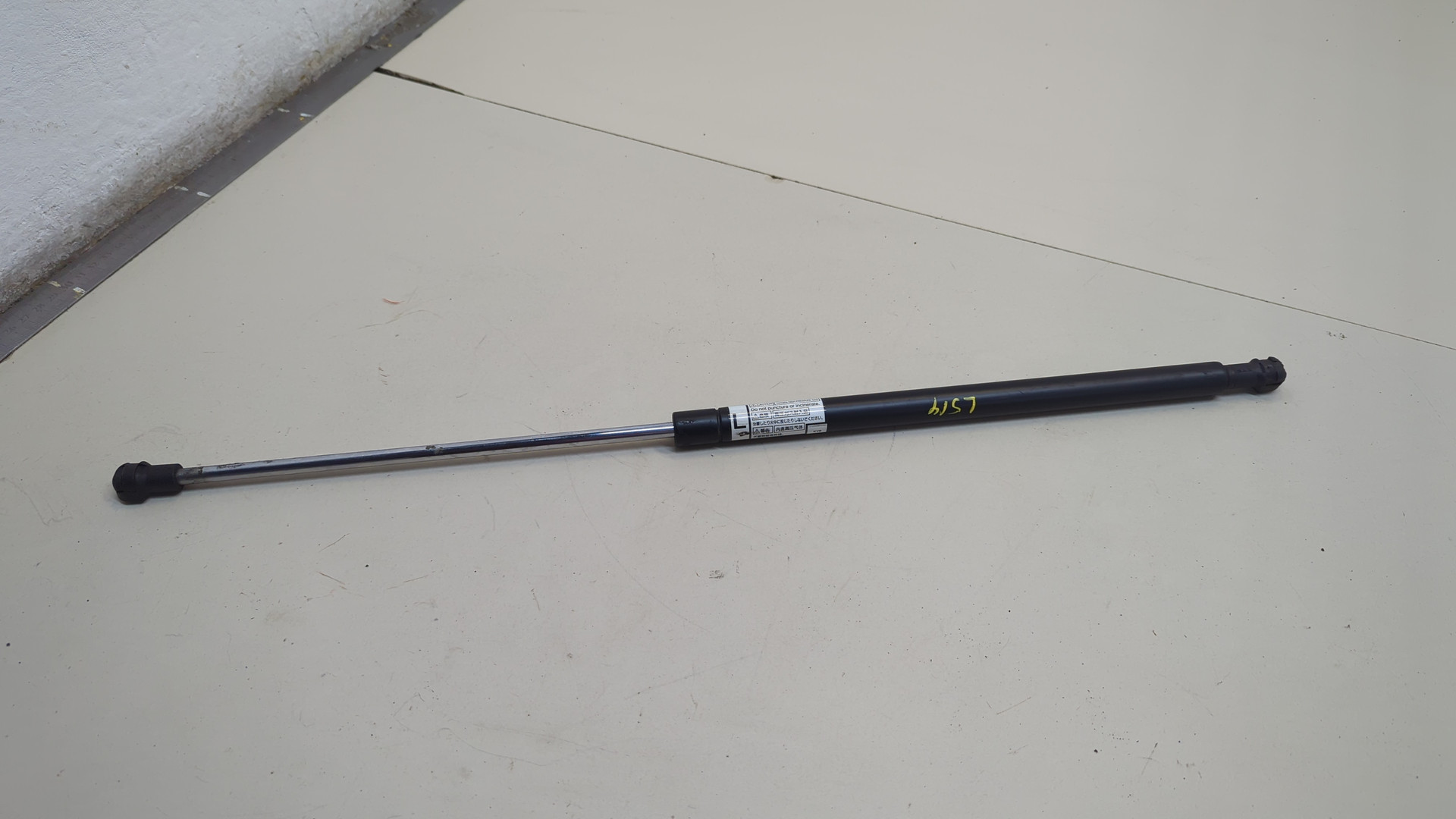 Амортизатор капота