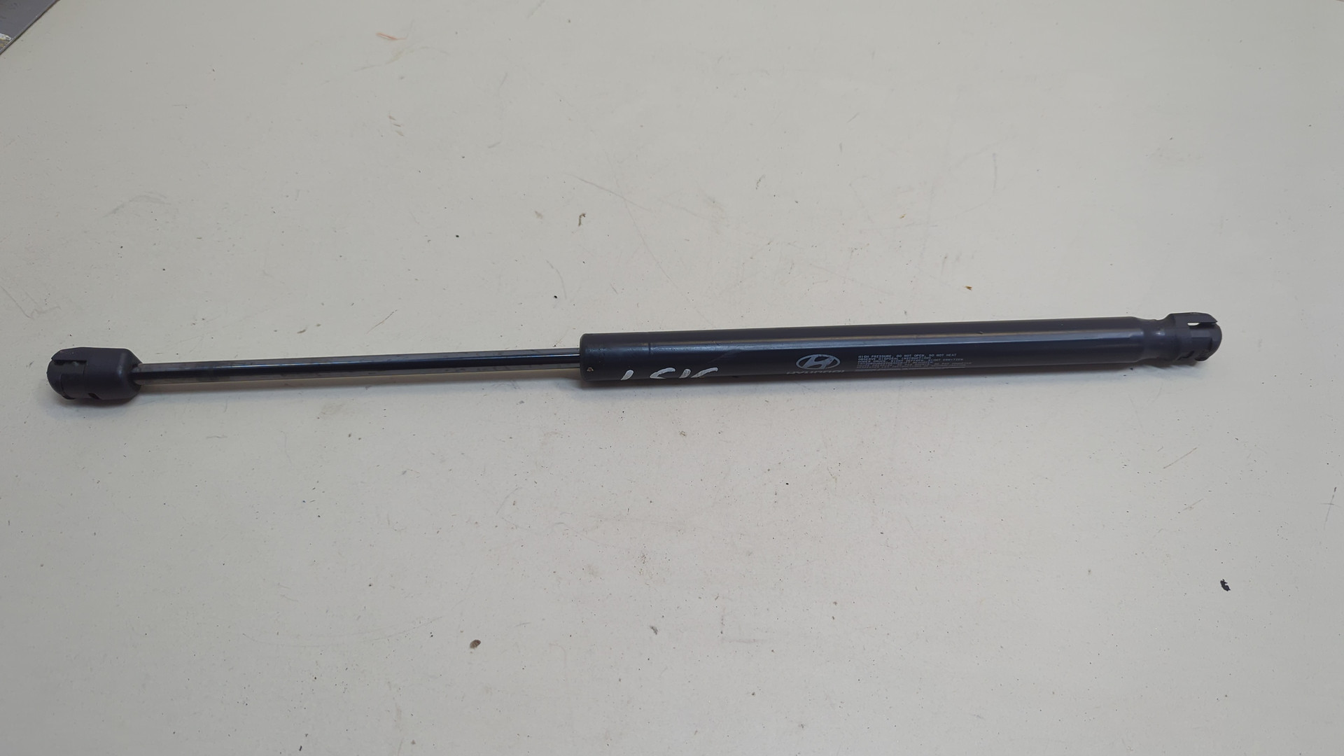 Амортизатор крышки багажника