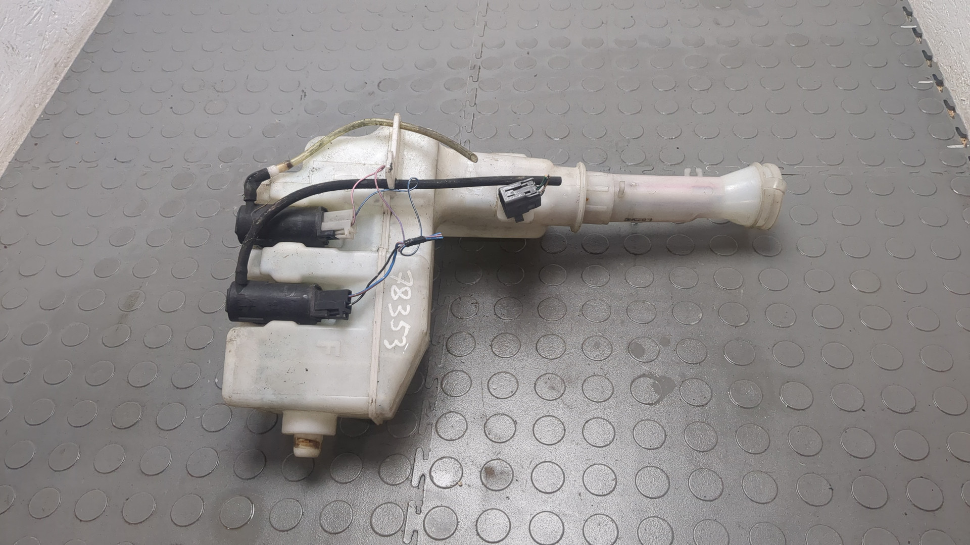 Бачок омывателя лобового стекла