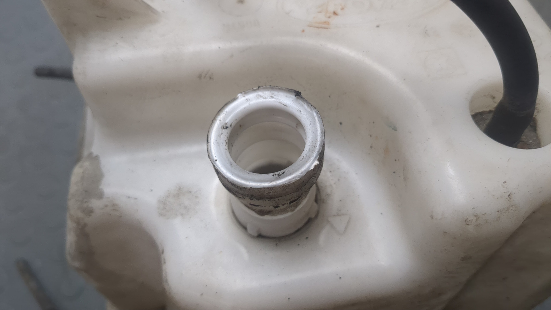 Бачок омывателя лобового стекла