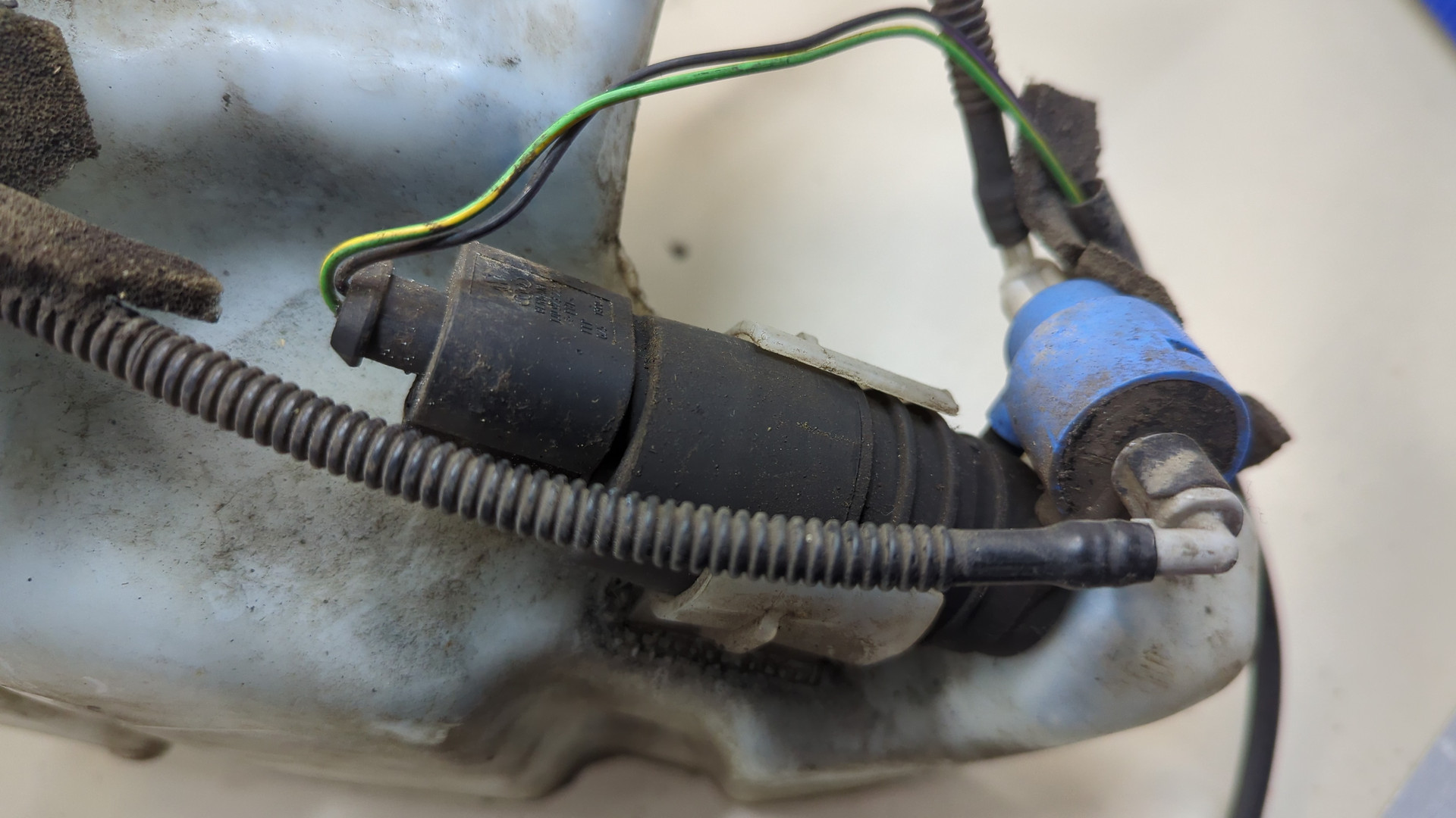 Бачок омывателя лобового стекла