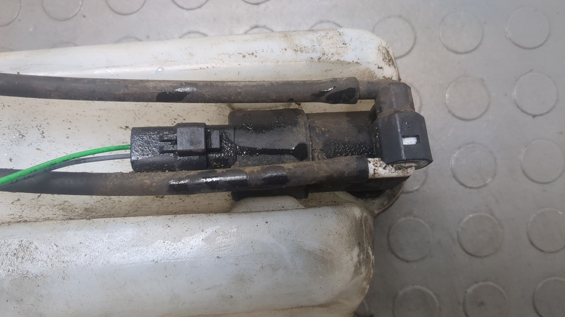 Бачок омывателя лобового стекла