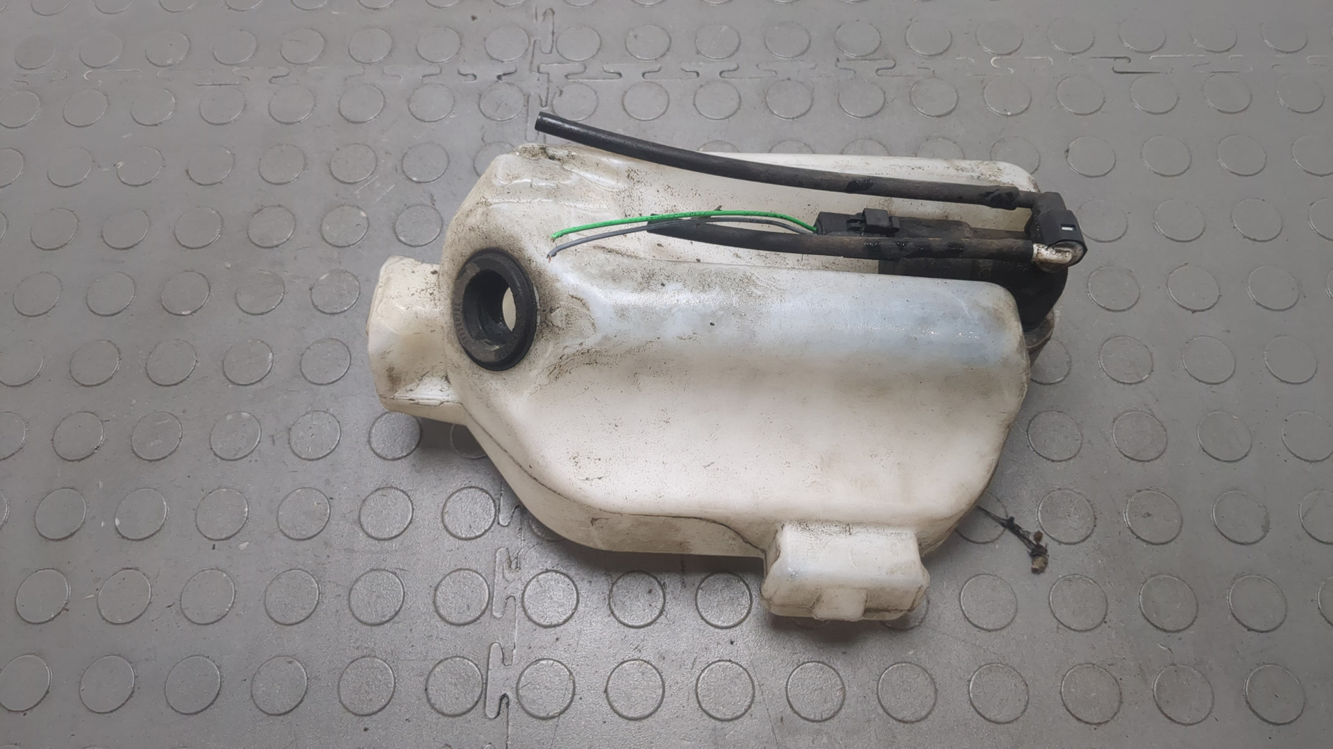 Бачок омывателя лобового стекла