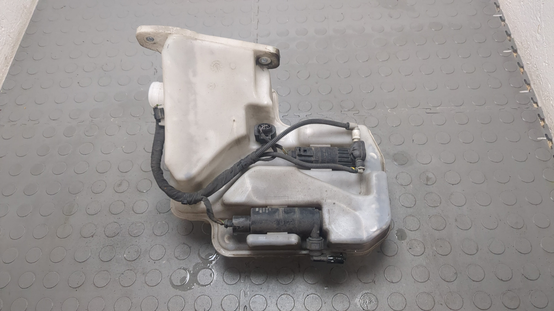 Бачок омывателя лобового стекла