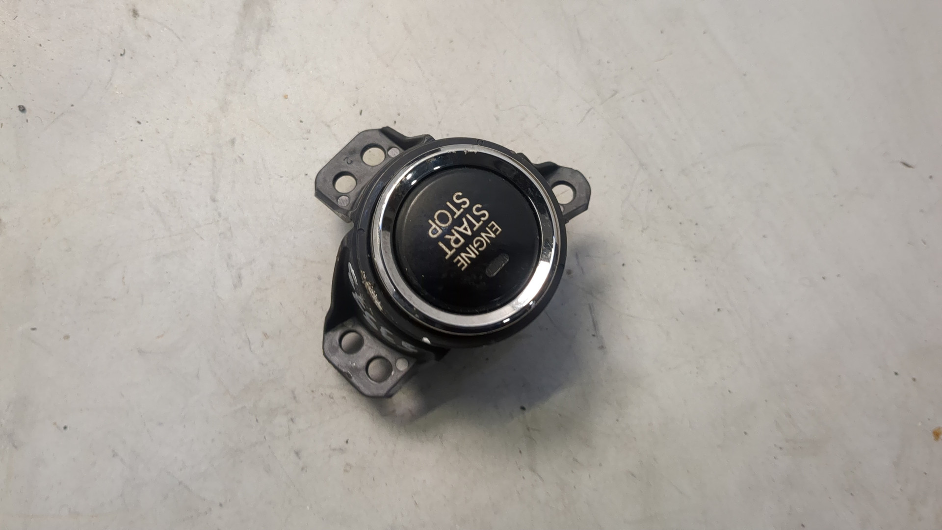 Кнопка запуска двигателя