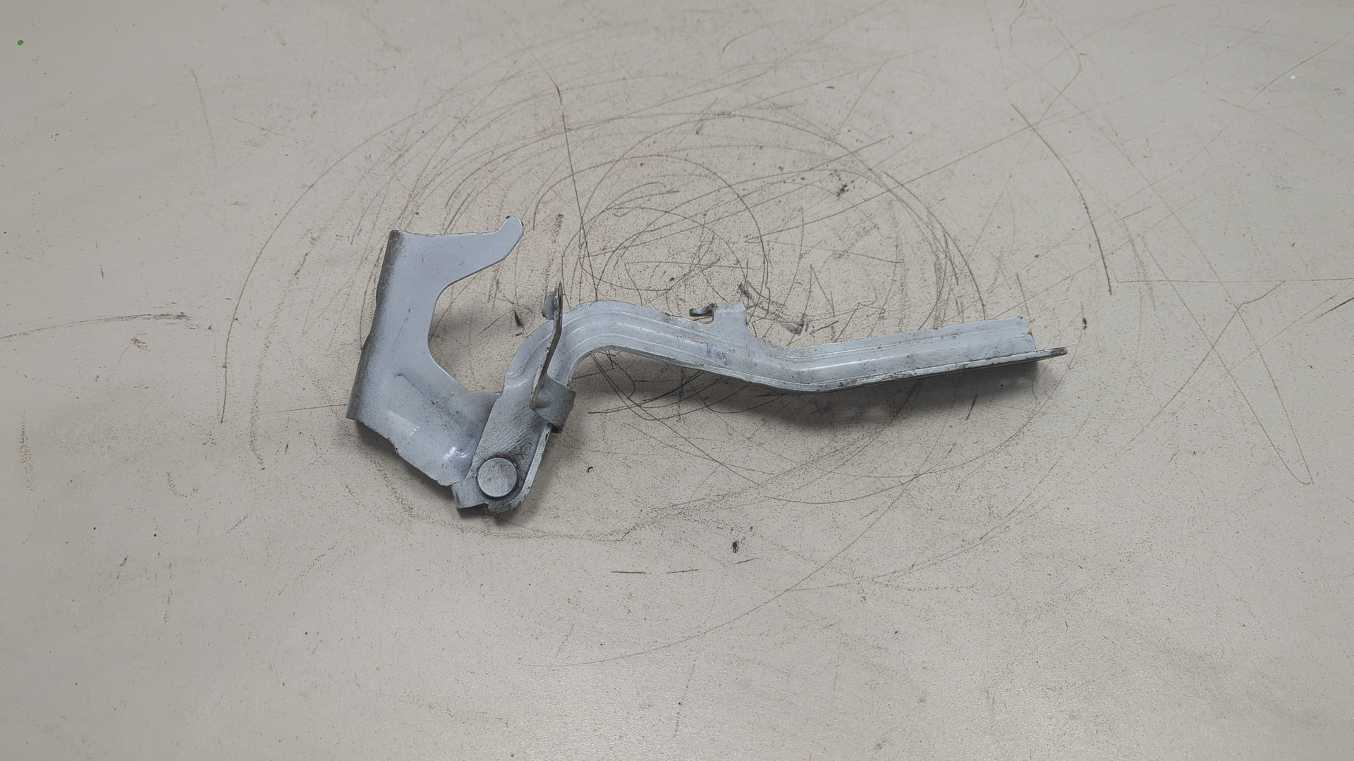 Петля капота правая