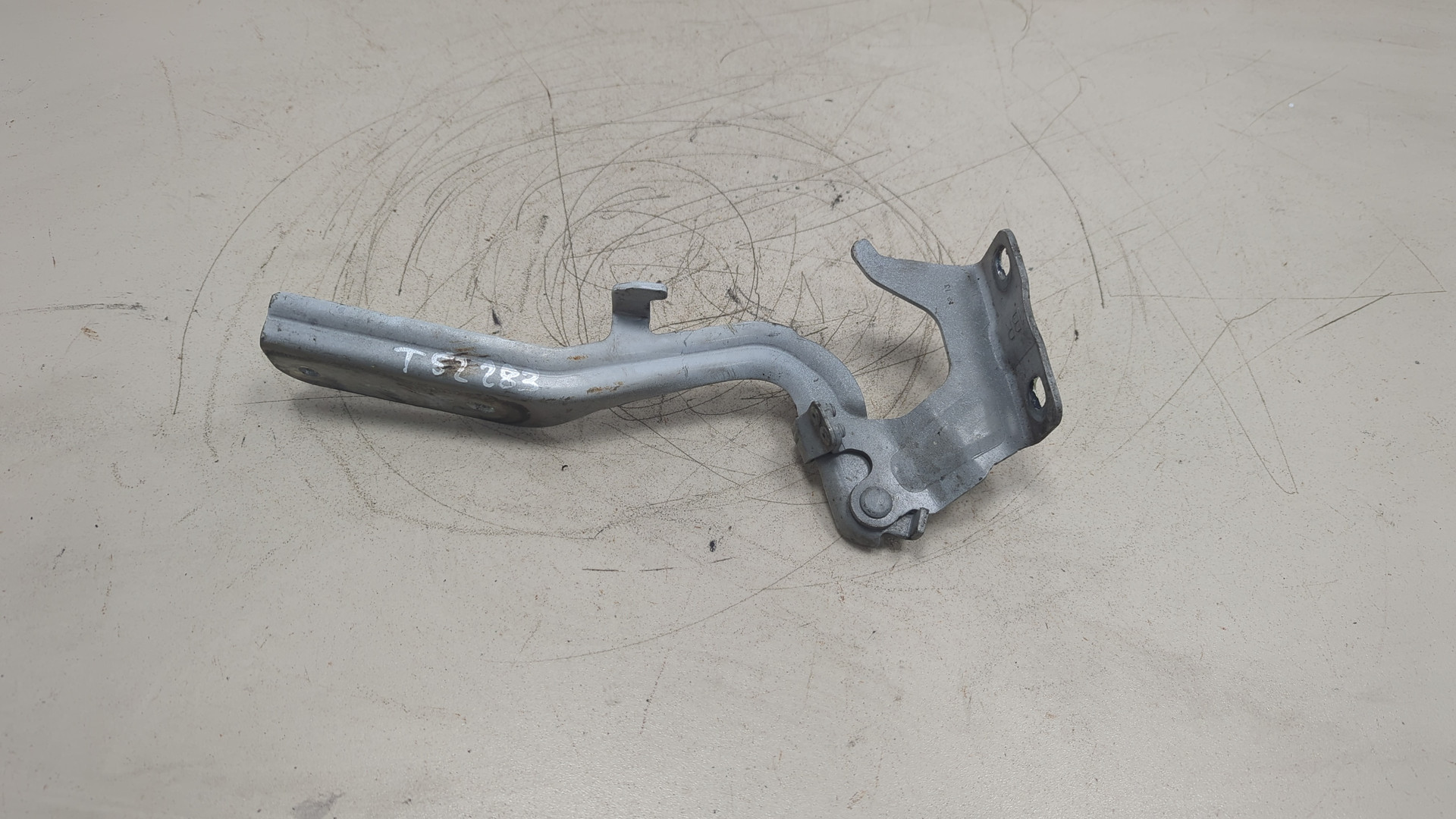 Петля капота правая