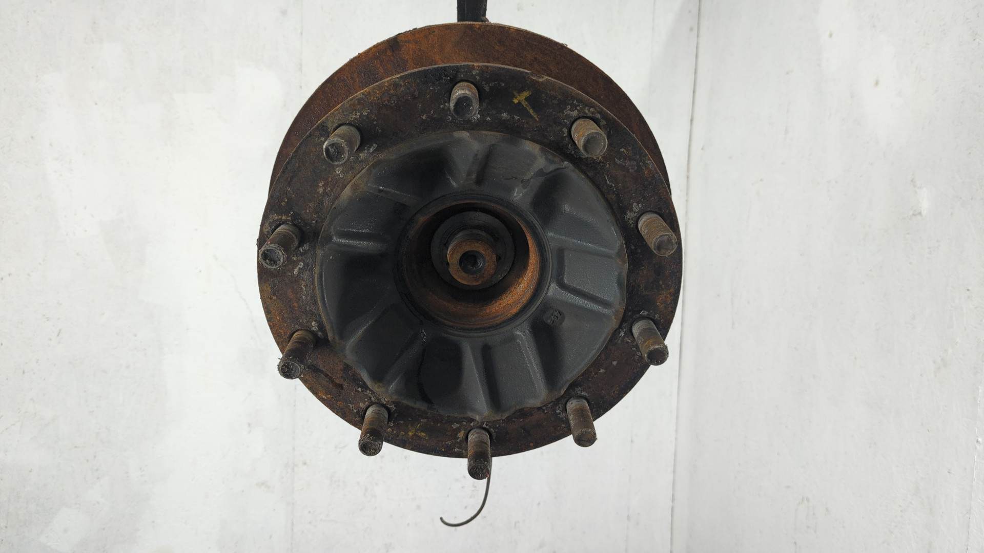 Кулак поворотный передний левый