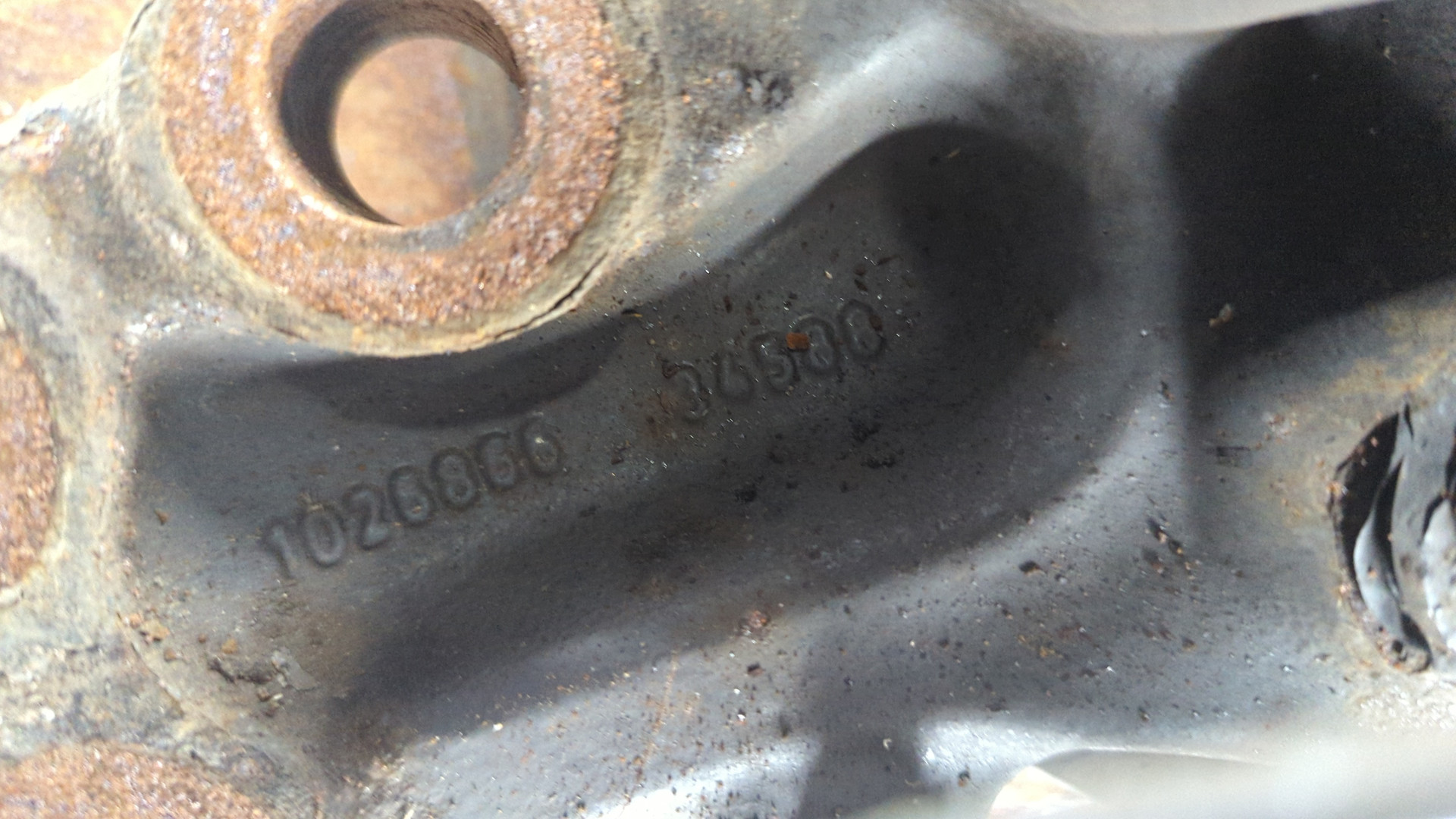 Кулак поворотный передний левый